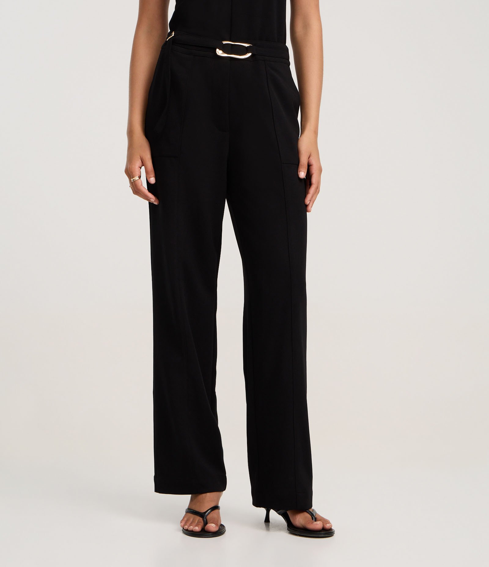 Calça Reta em Crepe com Cinto e Fivela Preto 3