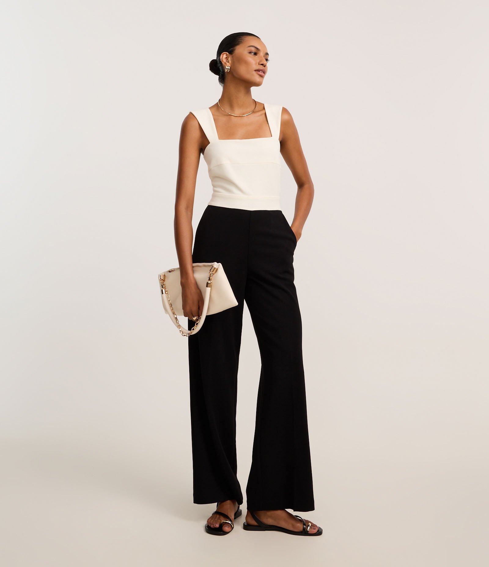 Macacão em Crepe com Decote Quadrado e Alça Larga Preto/Branco 1