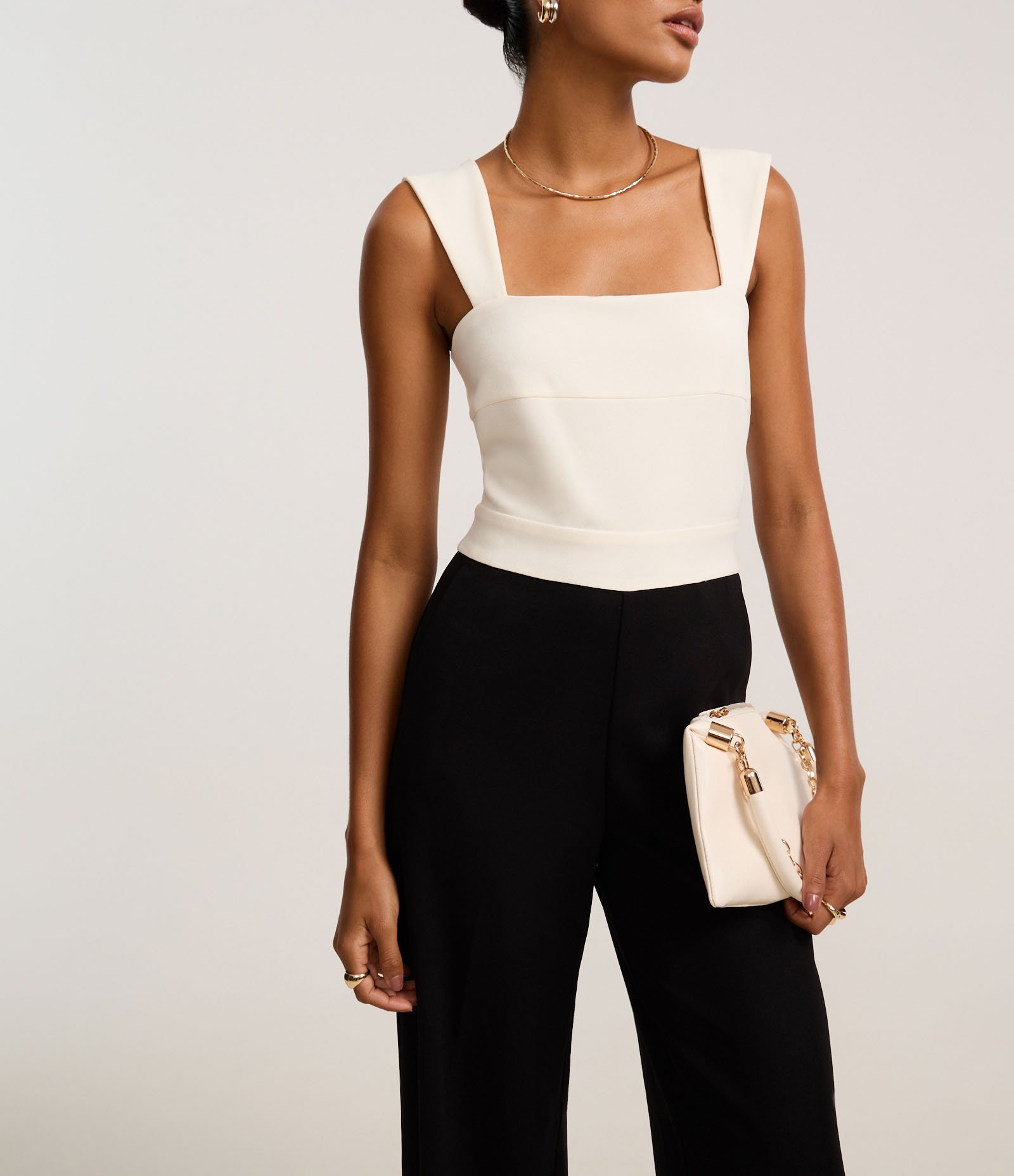 Macacão em Crepe com Decote Quadrado e Alça Larga Preto/Branco 4