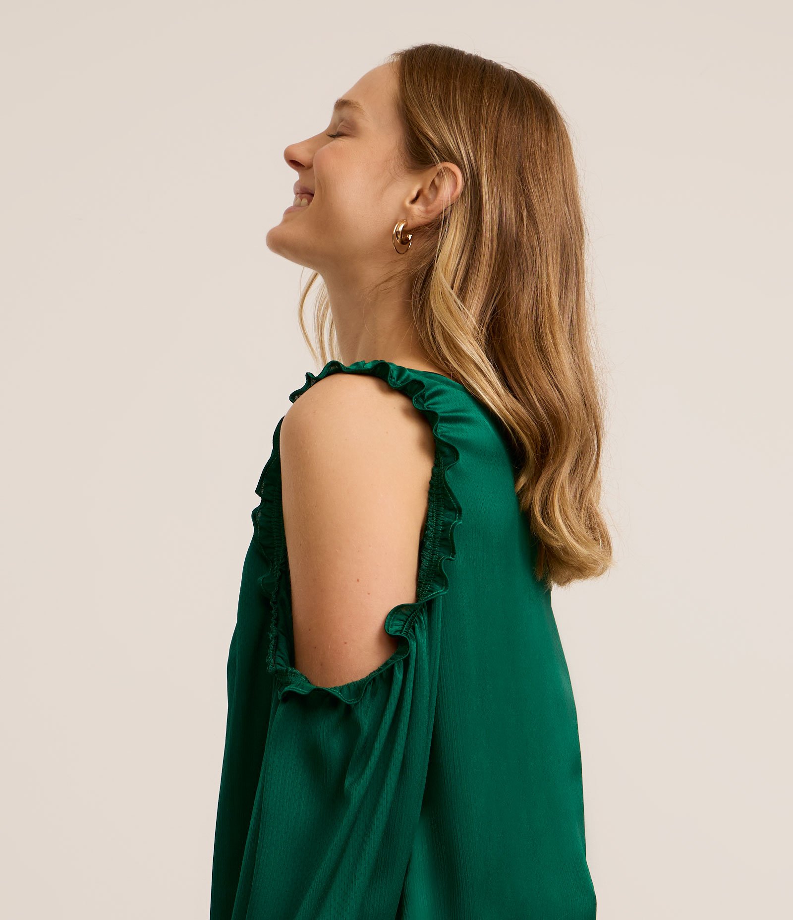 Blusa Bata em Chiffon e Cut Out nos Ombros Verde 3