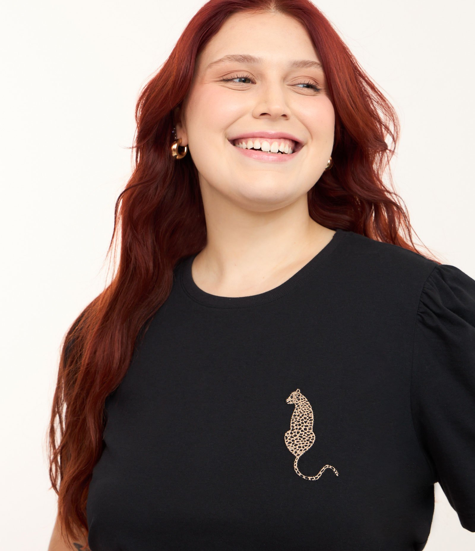 Blusa em Algodão com Manga Bufante e Bordado de Onça Curve & Plus Size Preto 3