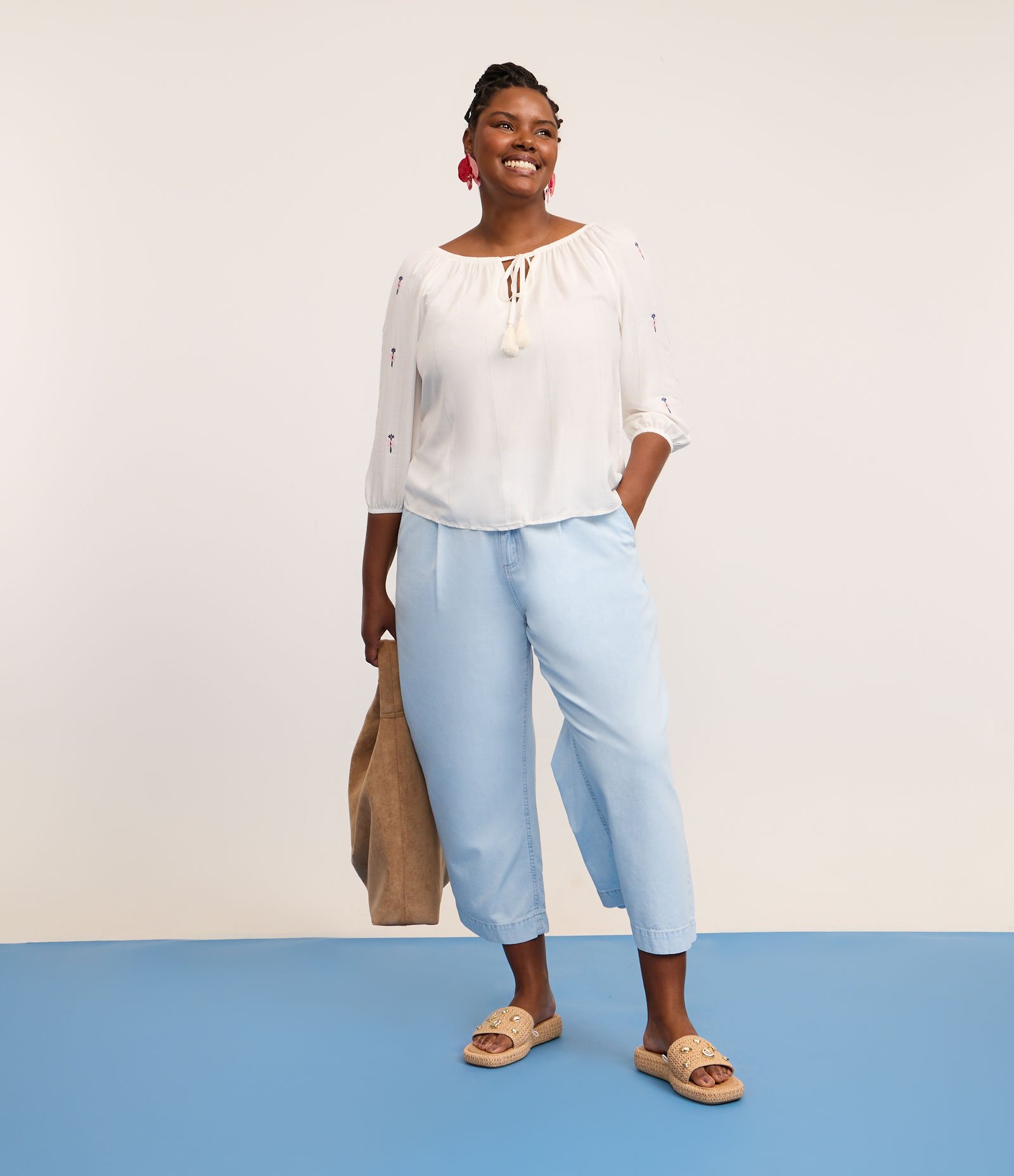 Blusa Bata em Viscose com Listras Discretas e Bordado de Flor Curve & Plus Size Branco 2