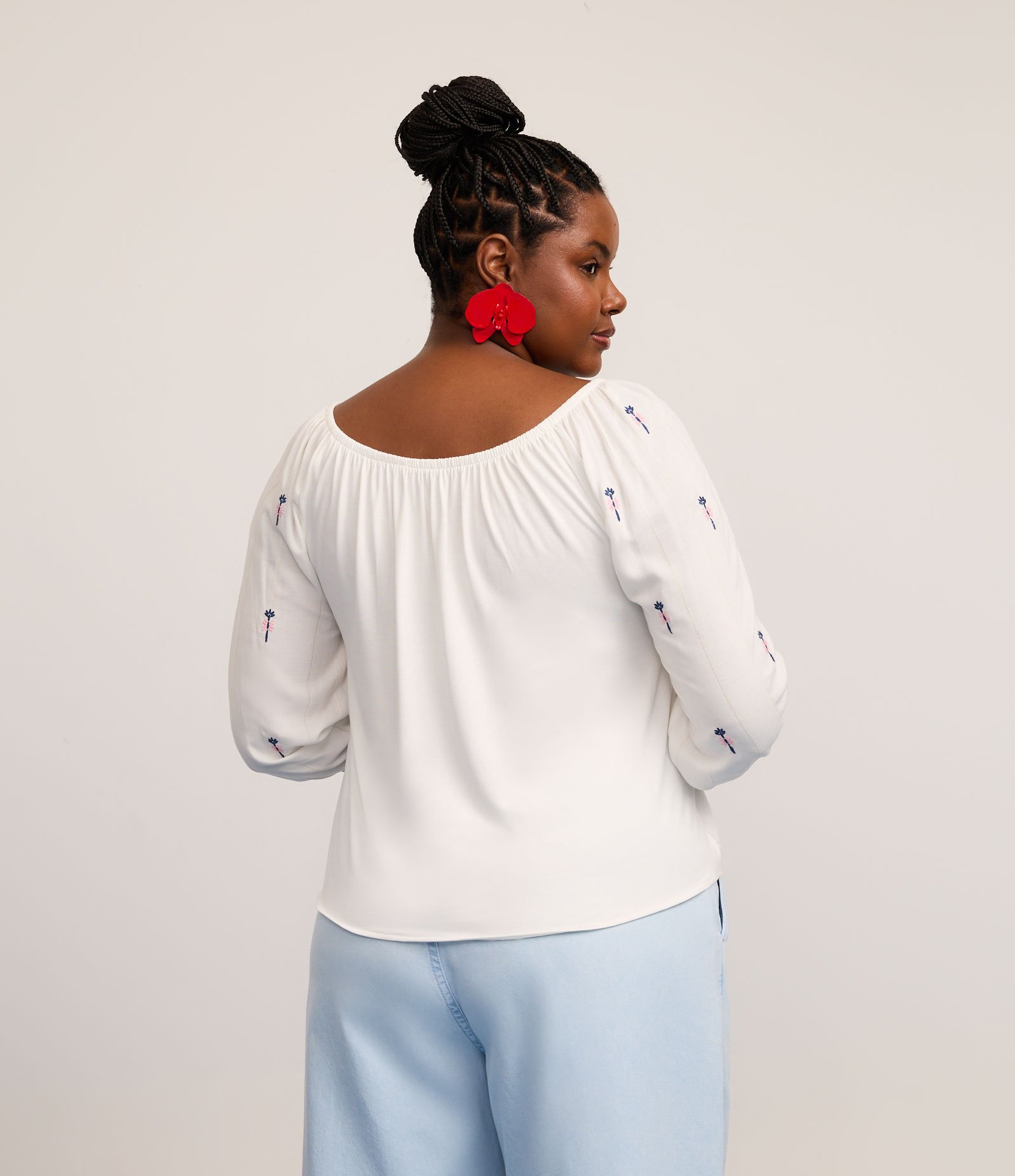 Blusa Bata em Viscose com Listras Discretas e Bordado de Flor Curve & Plus Size Branco 3