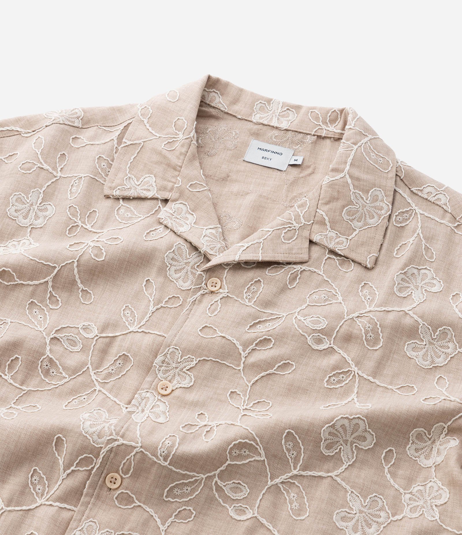 Camisa Regular Manga Curta com Bordado Floral Bege 9