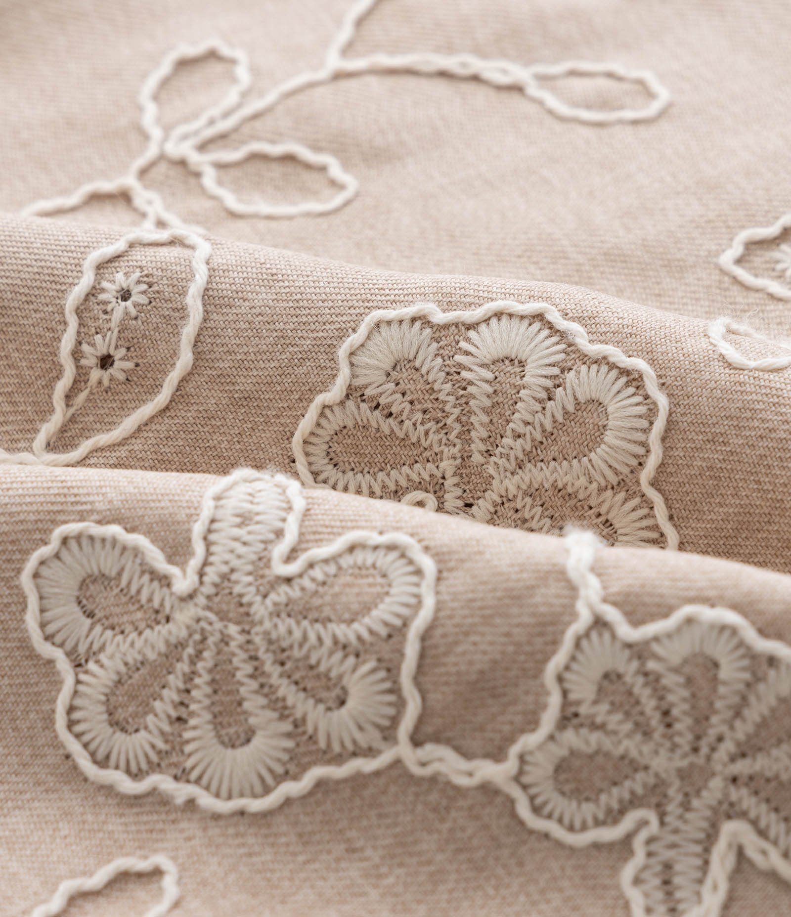 Camisa Regular Manga Curta com Bordado Floral Bege 10