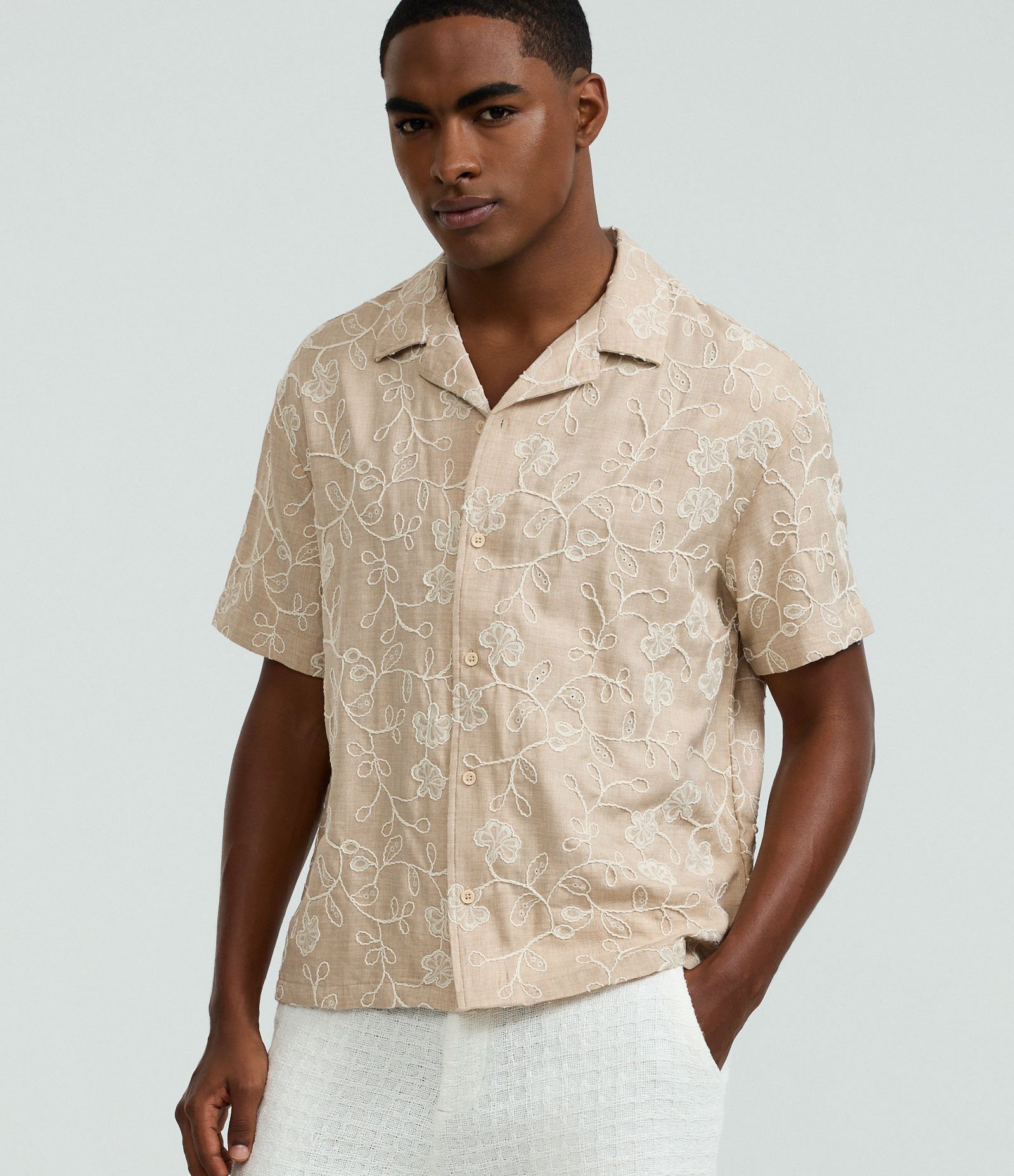 Camisa Regular Manga Curta com Bordado Floral Bege 1
