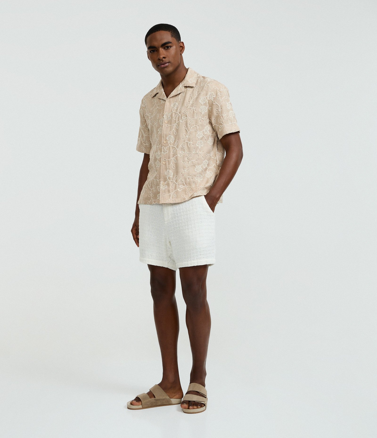 Camisa Regular Manga Curta com Bordado Floral Bege 2