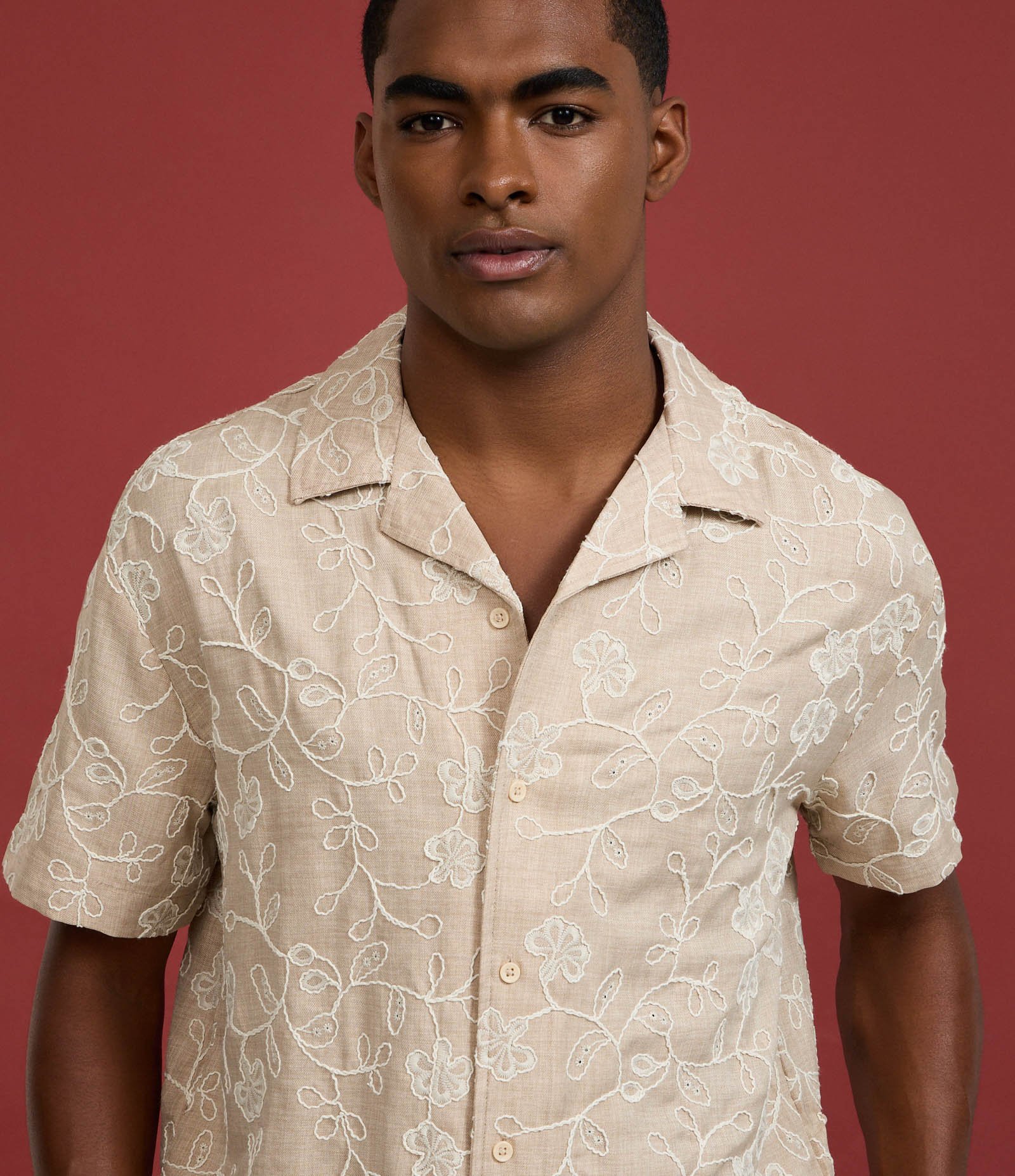 Camisa Regular Manga Curta com Bordado Floral Bege 3