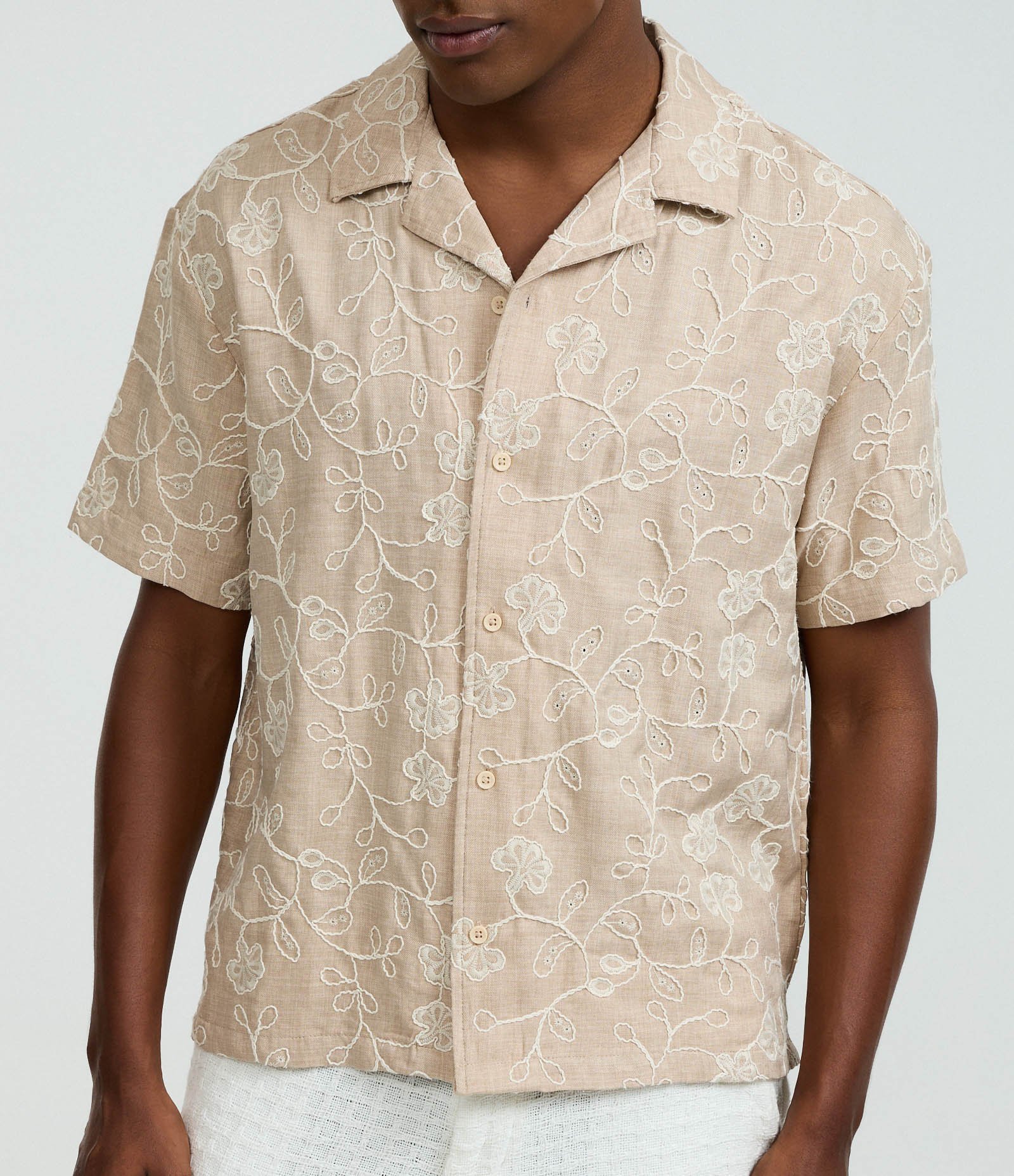 Camisa Regular Manga Curta com Bordado Floral Bege 4