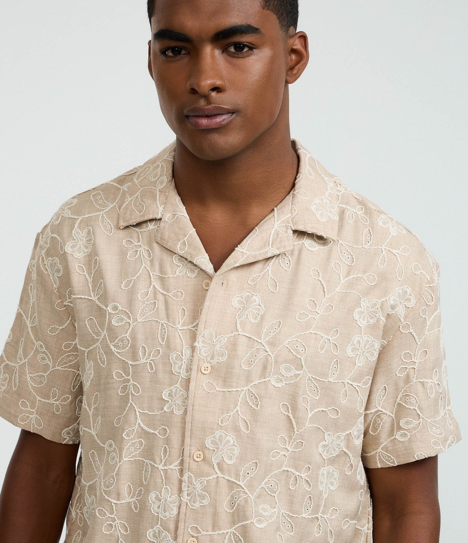 Camisa Regular Manga Curta com Bordado Floral Bege 5