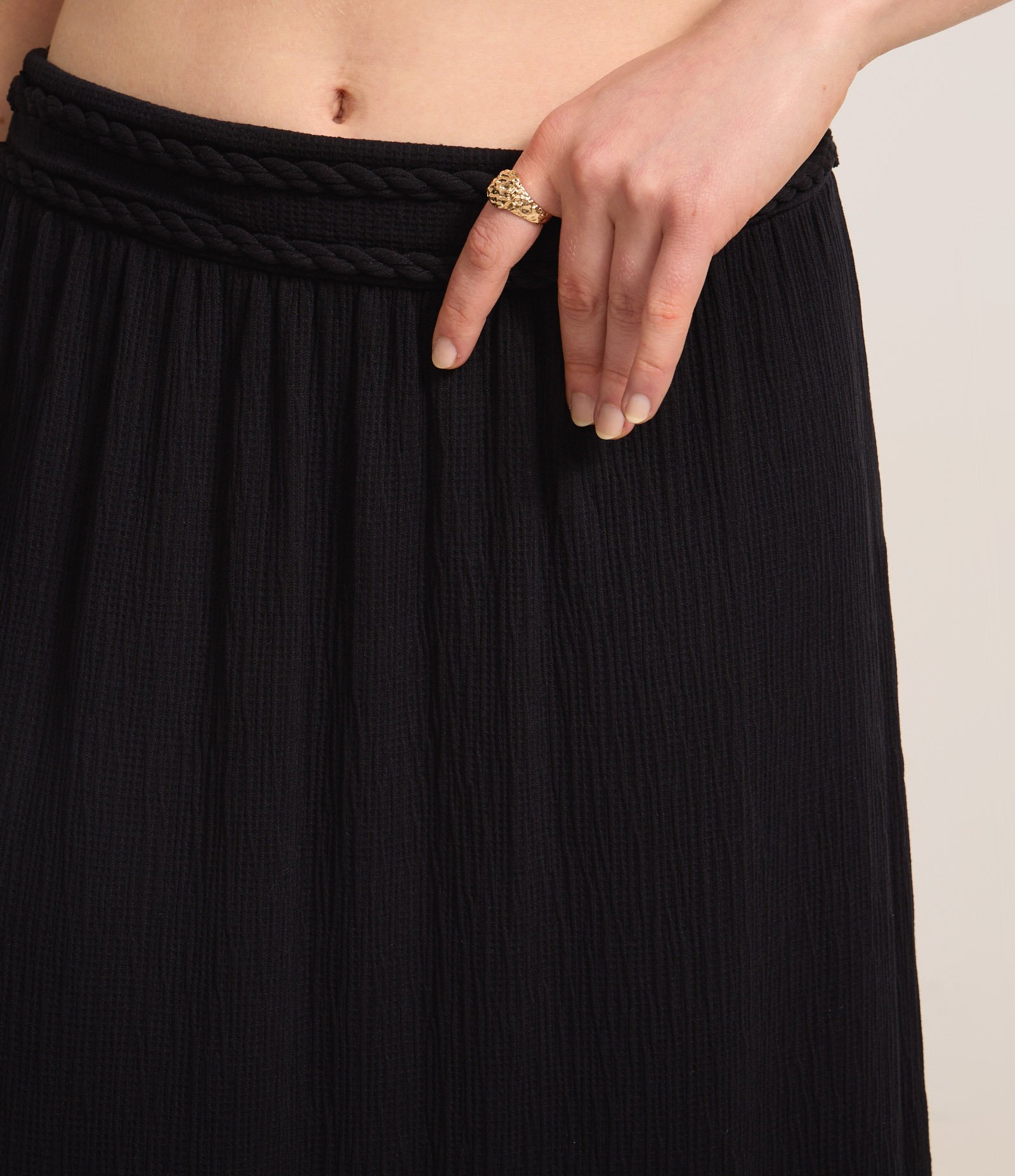 Saia New Midi Texturizada com Cós Trançado Preto 4