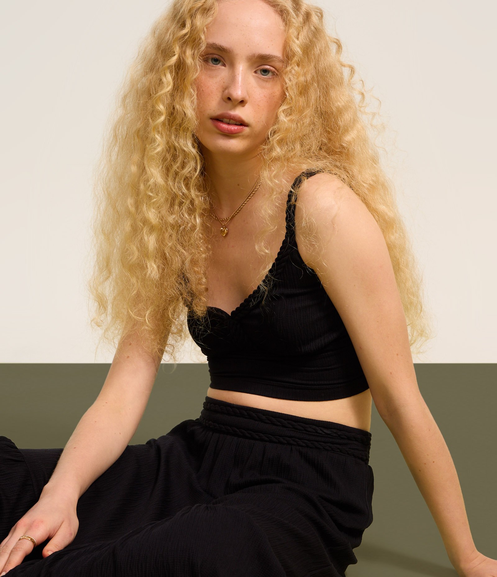 Blusa em Viscose Texturizada com Detalhe Trançado Preto 5