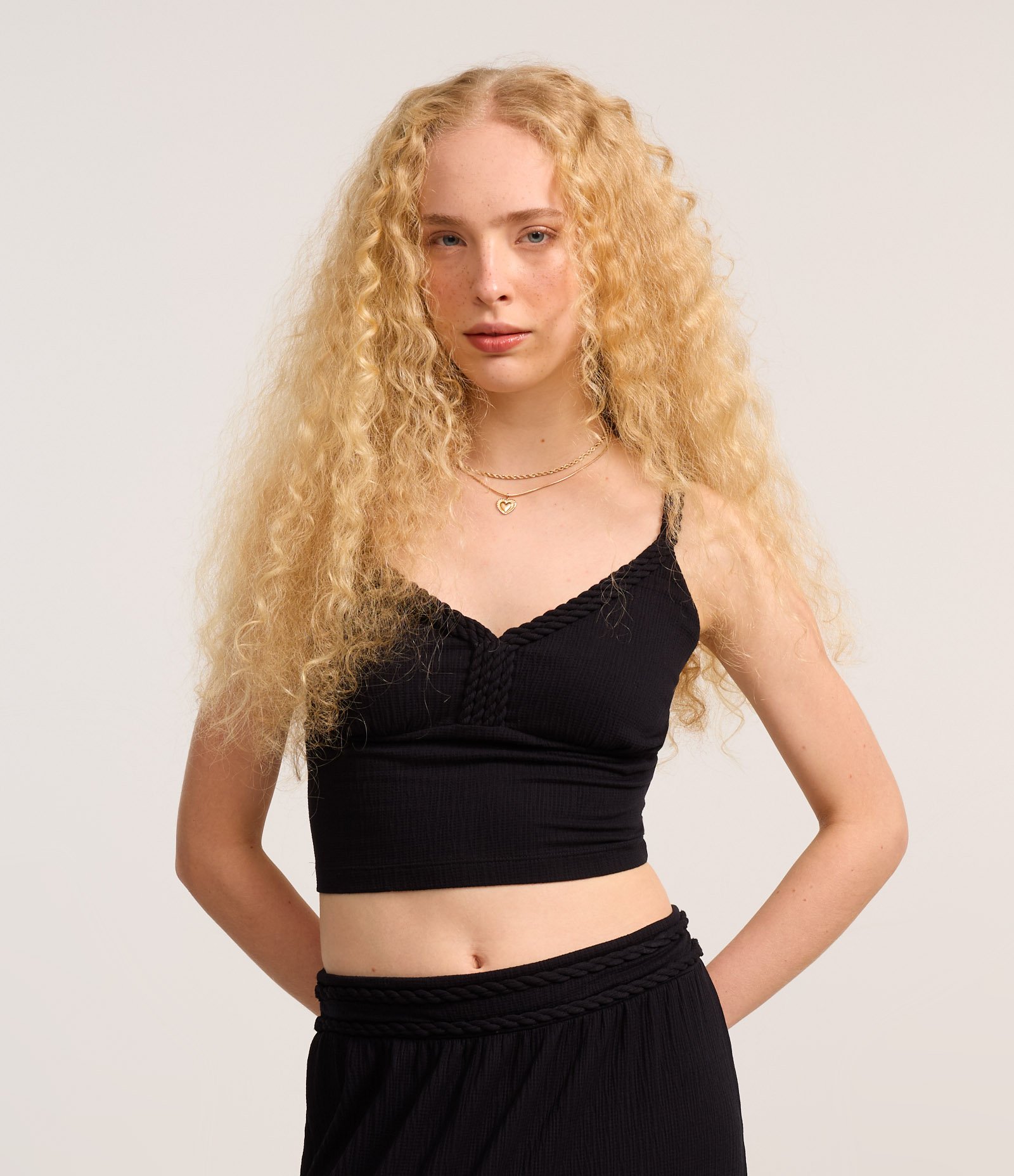 Blusa em Viscose Texturizada com Detalhe Trançado Preto 3