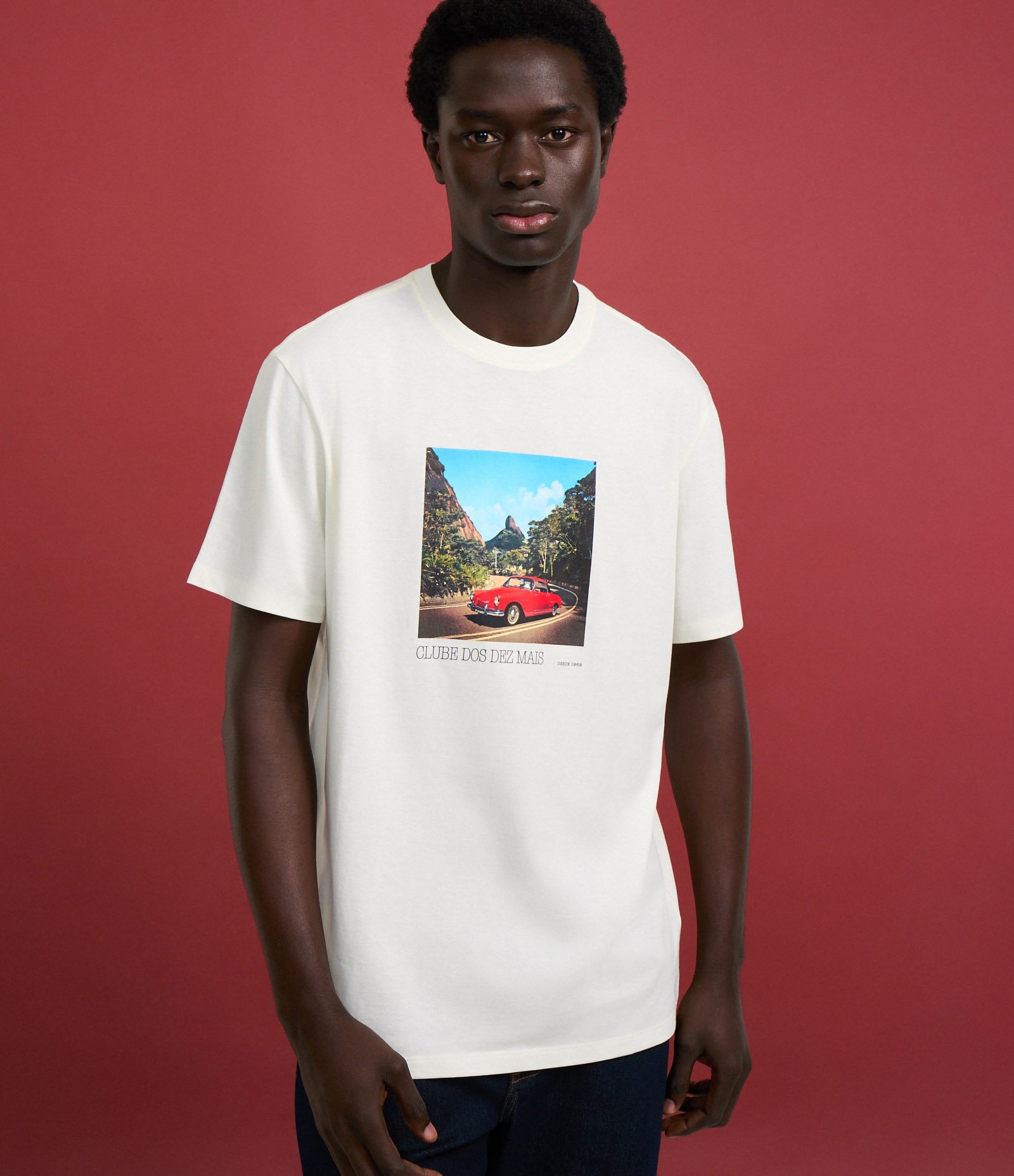 Camiseta Comfort em Algodão com Estampa de Carro e Lettering Clube dos Dez Mais Branco 1