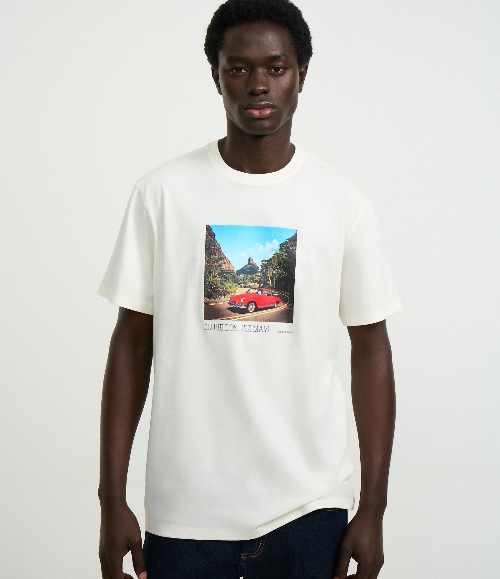 Camiseta Comfort em Algodão com Estampa de Carro e Lettering Clube dos Dez Mais Branco 4