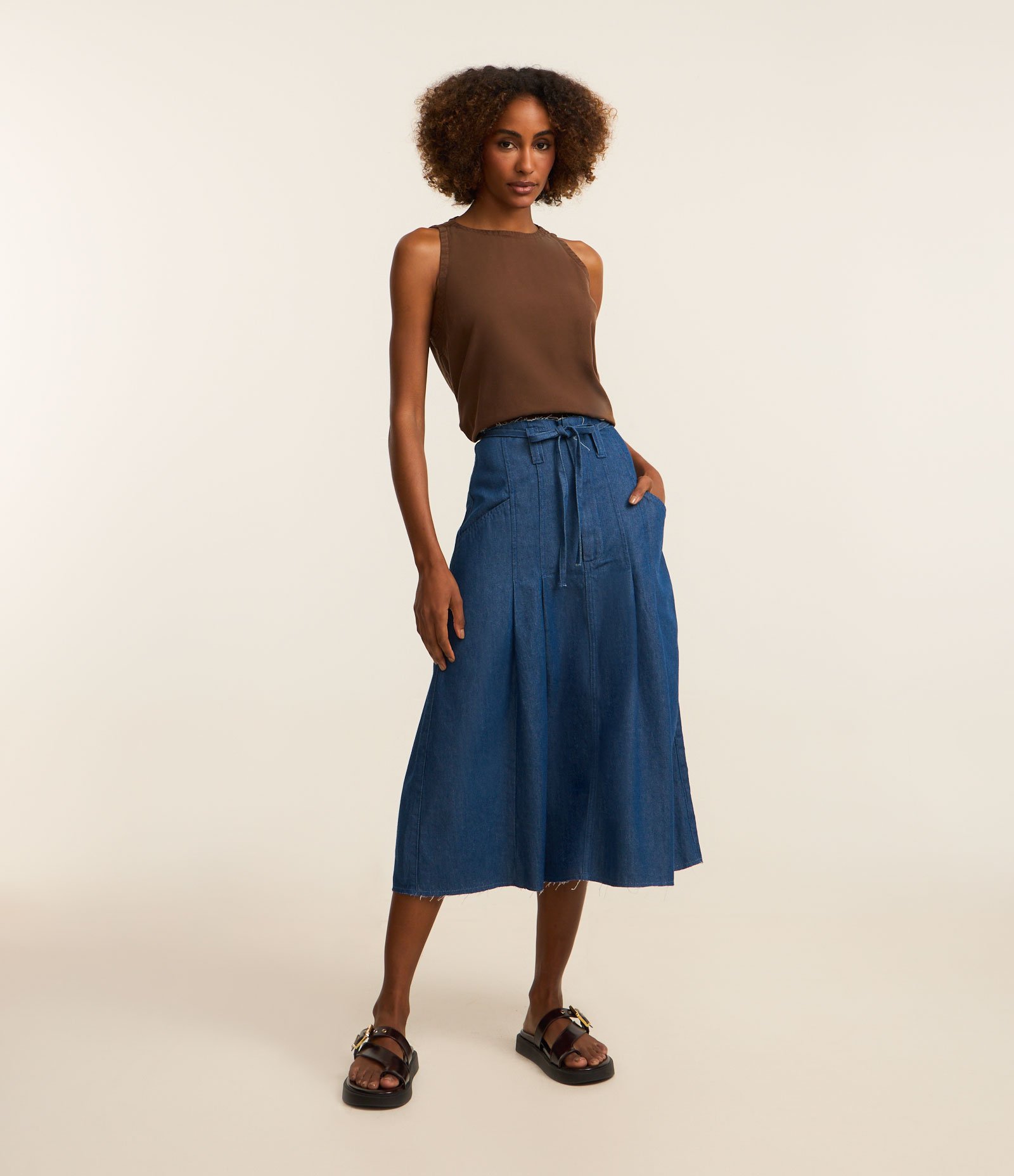 Saia Evasê em Jeans com Cós e Barra Desfiados Azul 1