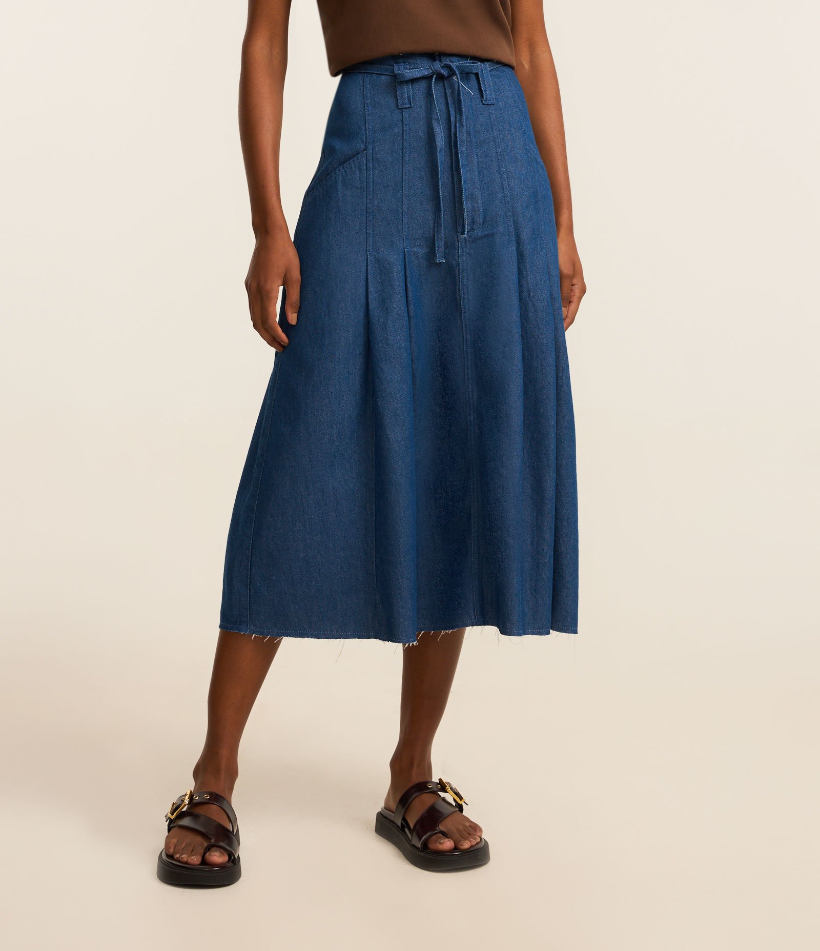 Saia Evasê em Jeans com Cós e Barra Desfiados Azul 2