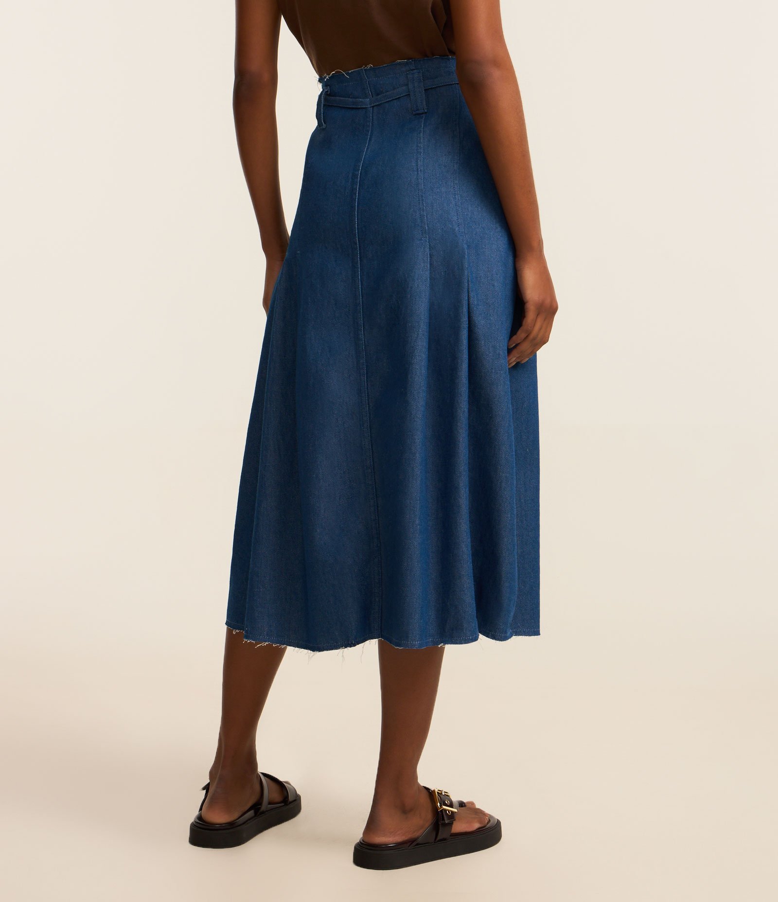 Saia Evasê em Jeans com Cós e Barra Desfiados Azul 3