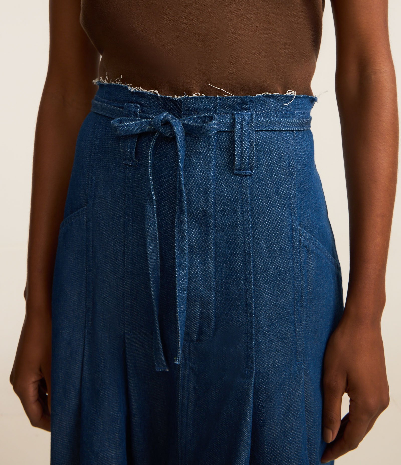 Saia Evasê em Jeans com Cós e Barra Desfiados Azul 4