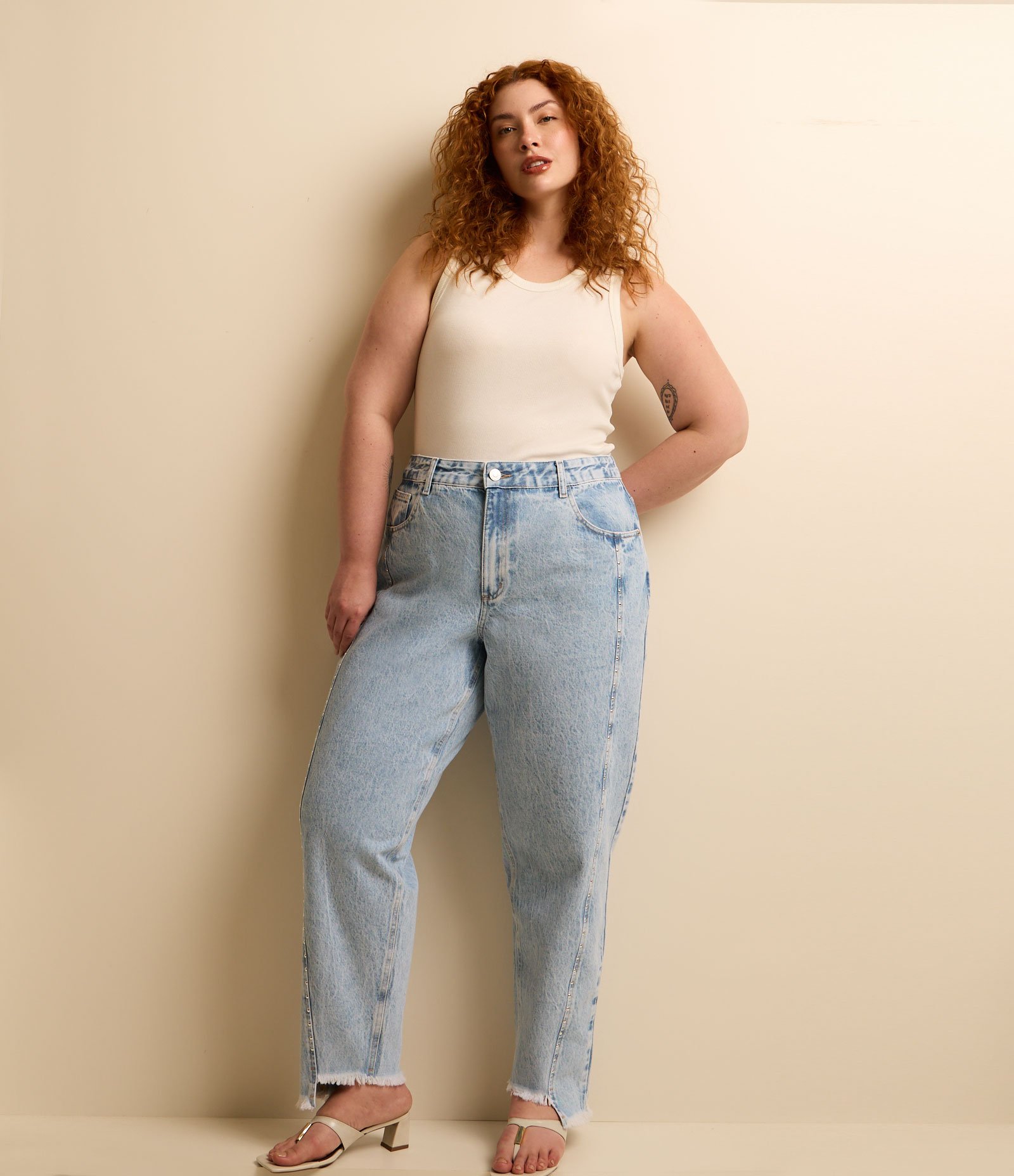 Calça Mom em Jeans com Tachas e Barra Desfiada Curve & Plus Size Azul 6
