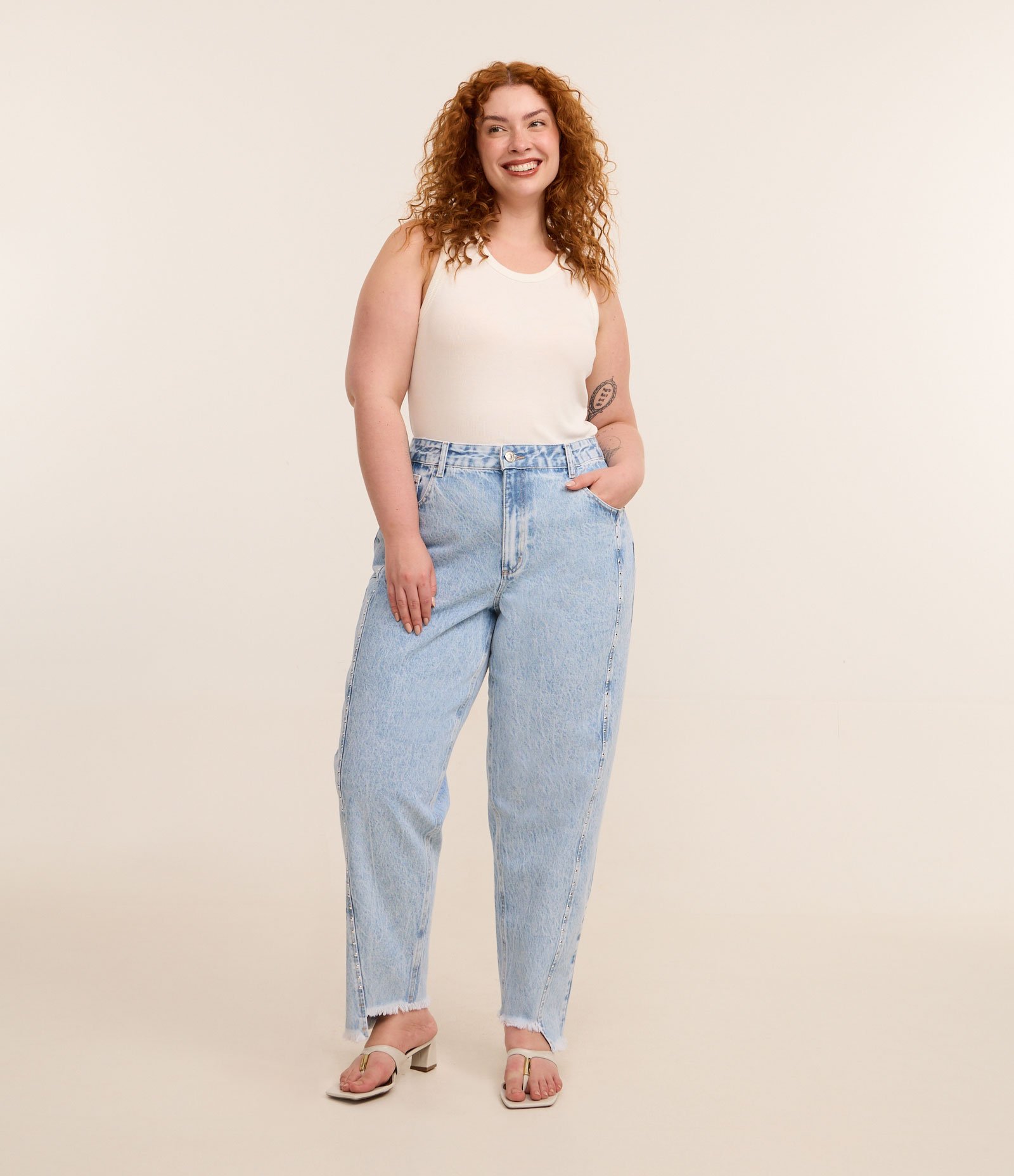 Calça Mom em Jeans com Tachas e Barra Desfiada Curve & Plus Size Azul 1