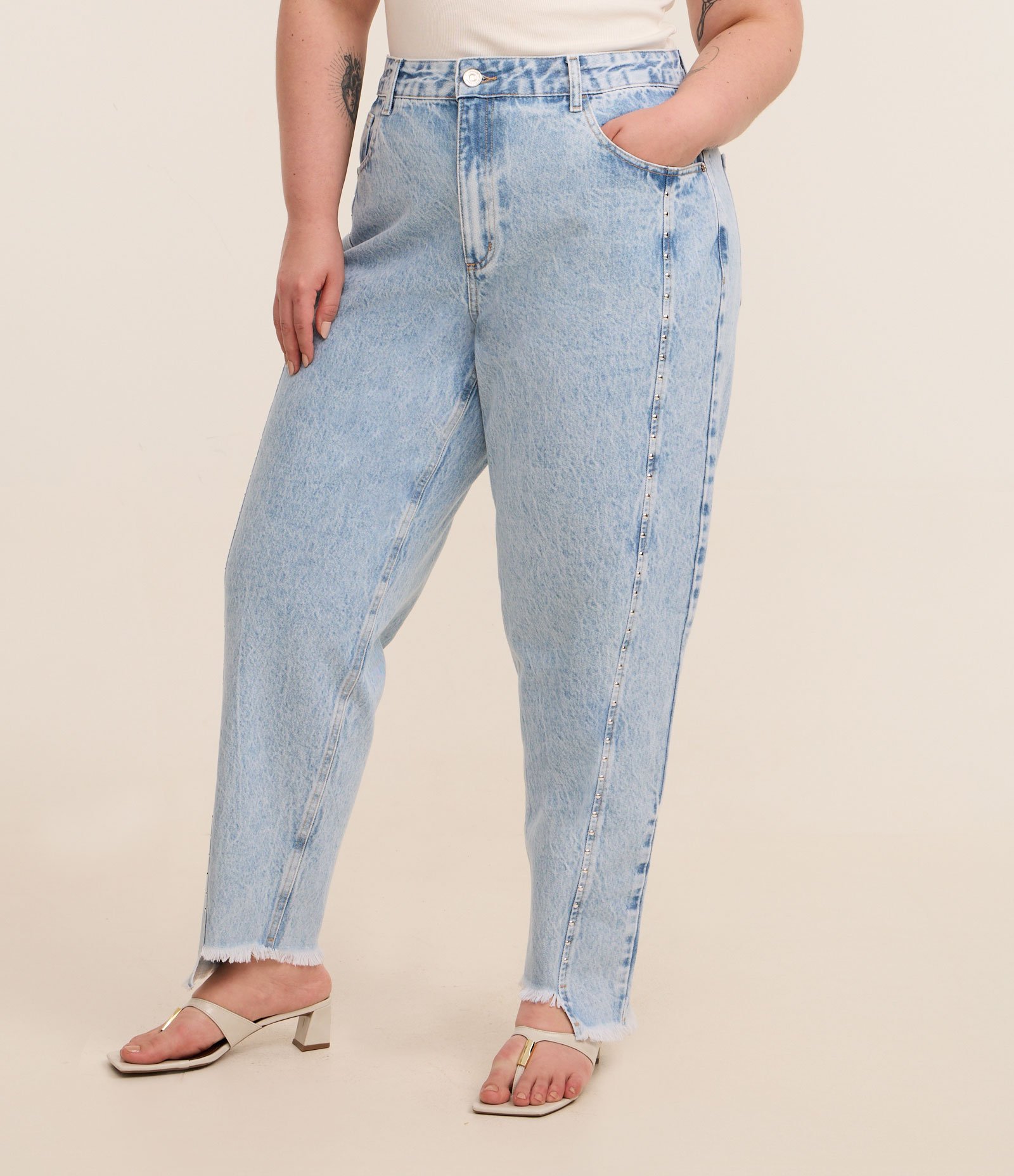 Calça Mom em Jeans com Tachas e Barra Desfiada Curve & Plus Size Azul 2