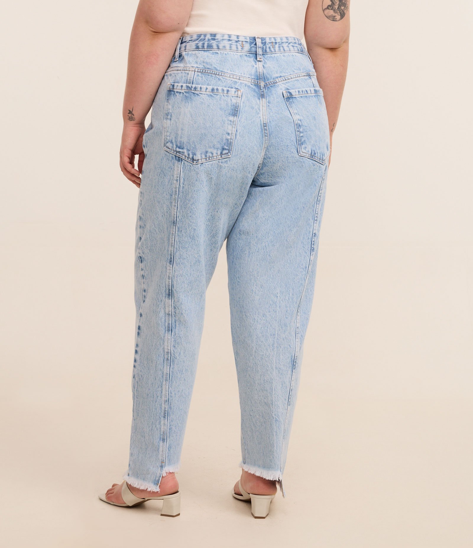 Calça Mom em Jeans com Tachas e Barra Desfiada Curve & Plus Size Azul 3