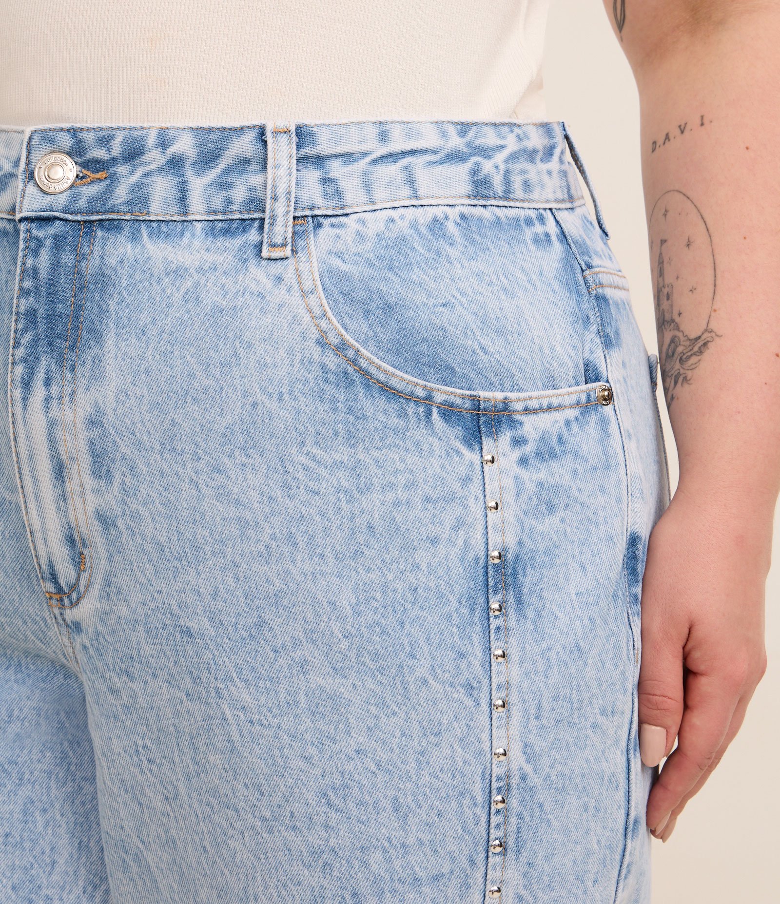 Calça Mom em Jeans com Tachas e Barra Desfiada Curve & Plus Size Azul 4