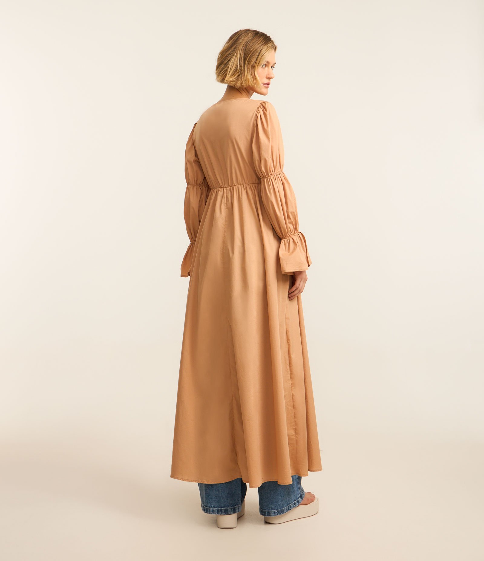 Blusa Alongada em Tricoline com Abertura e Amarração Frontal Bege 2