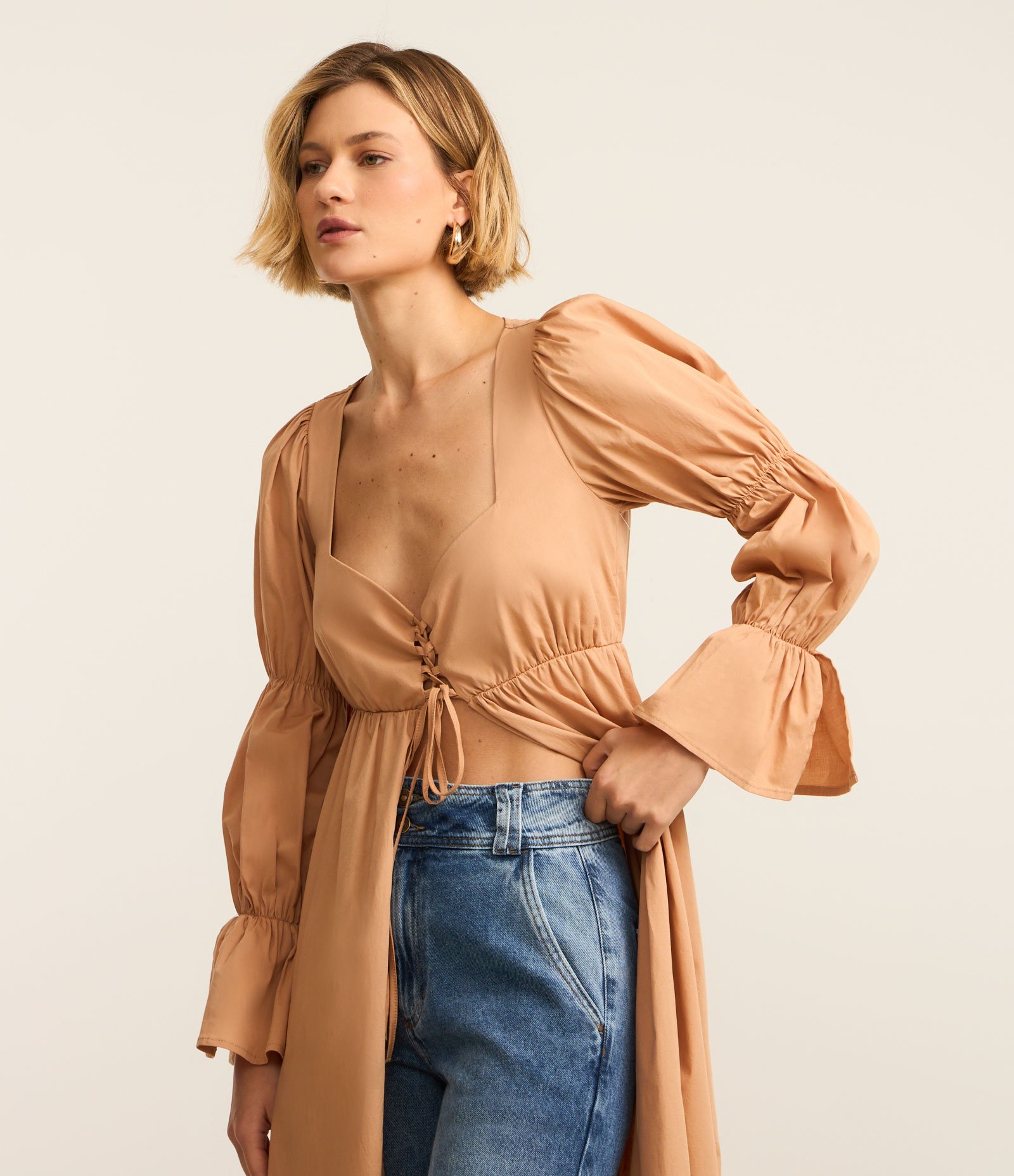 Blusa Alongada em Tricoline com Abertura e Amarração Frontal Bege 3