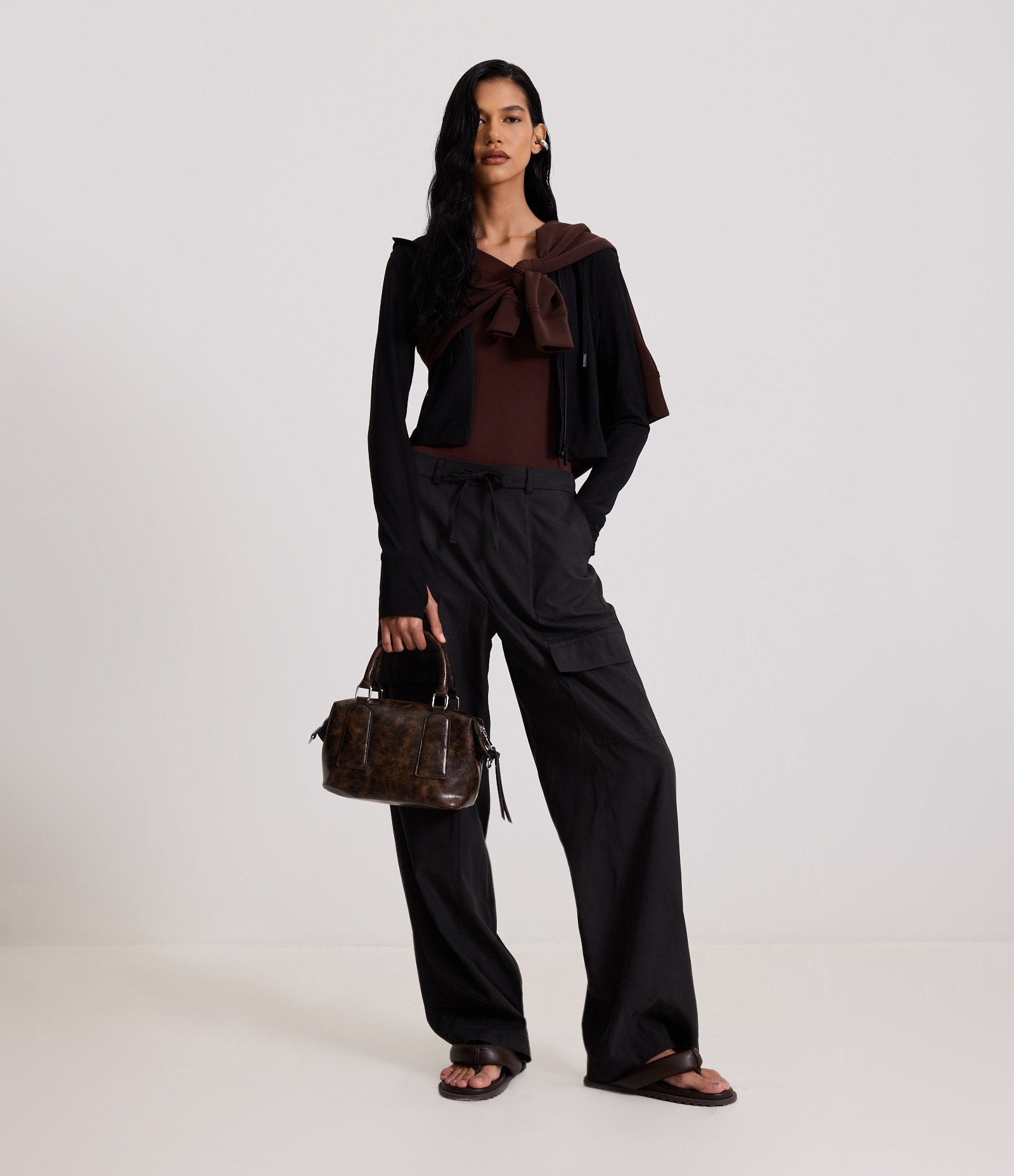 Calça Wide Leg em Cupro com Pespontos Preto 1