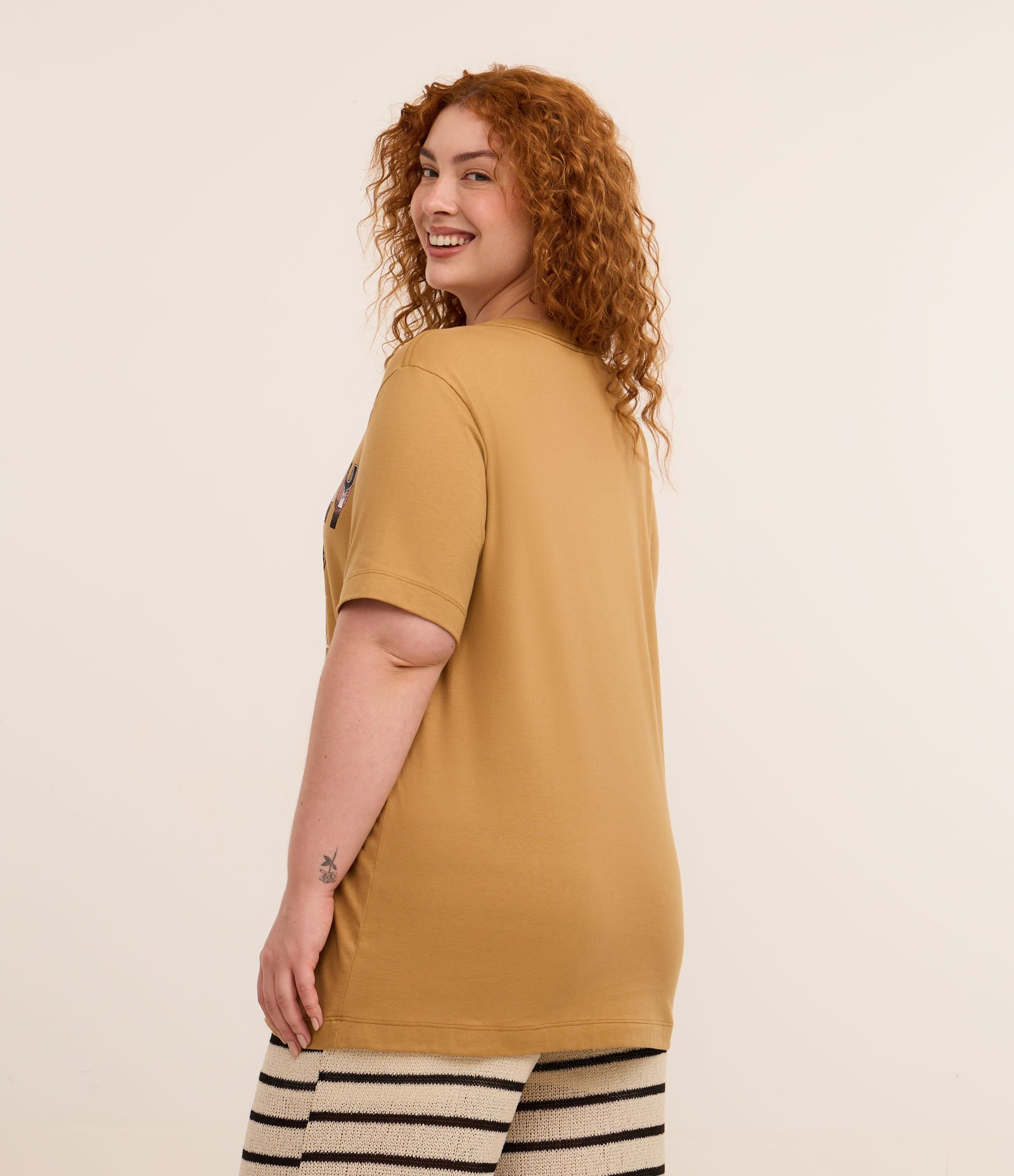 Camiseta Alongada em Algodão com Estampa Onça Curve & Plus Size Marrom 4
