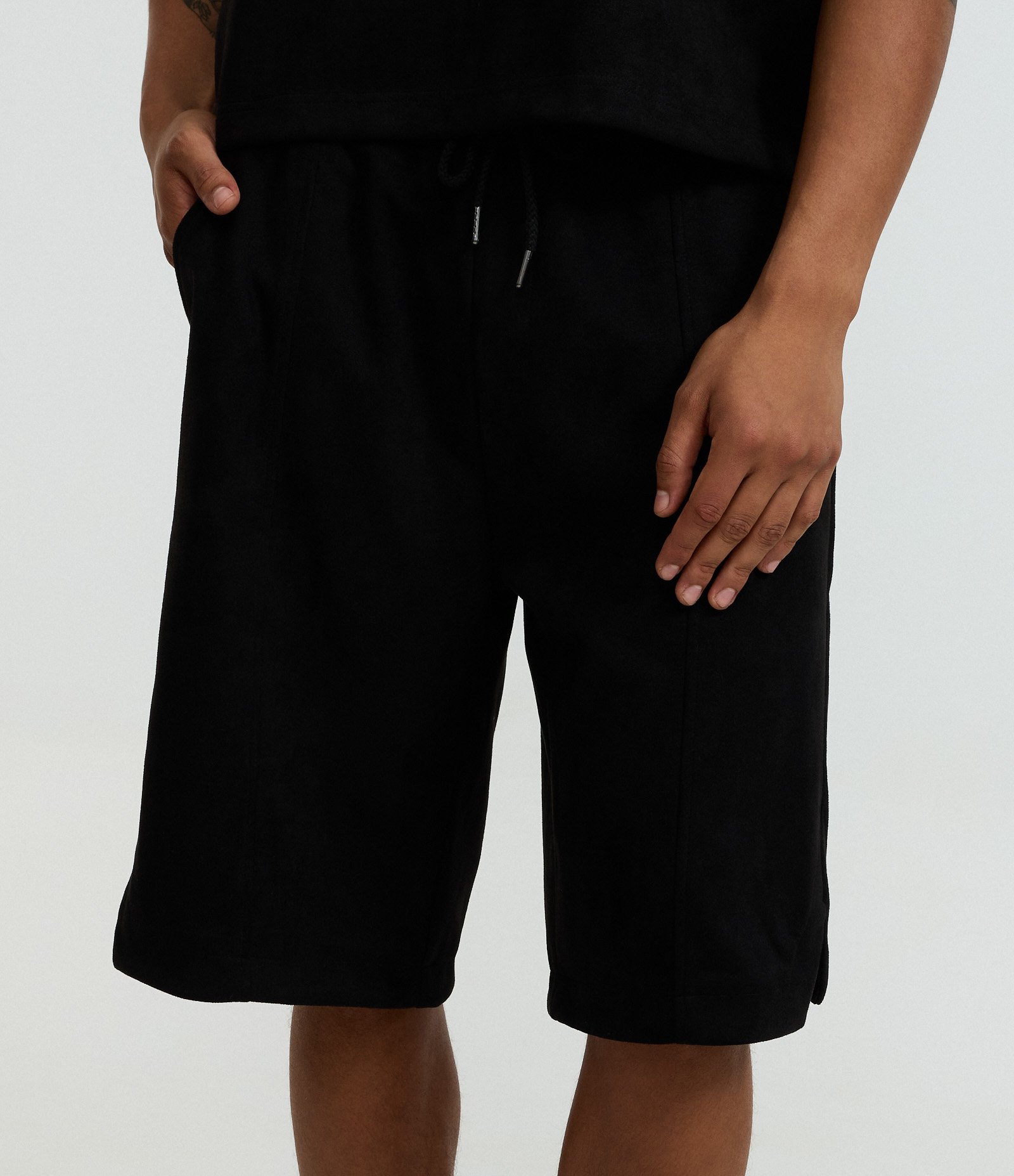 Bermuda Baggy em Moletom com Detalhes em Recortes Preto 2