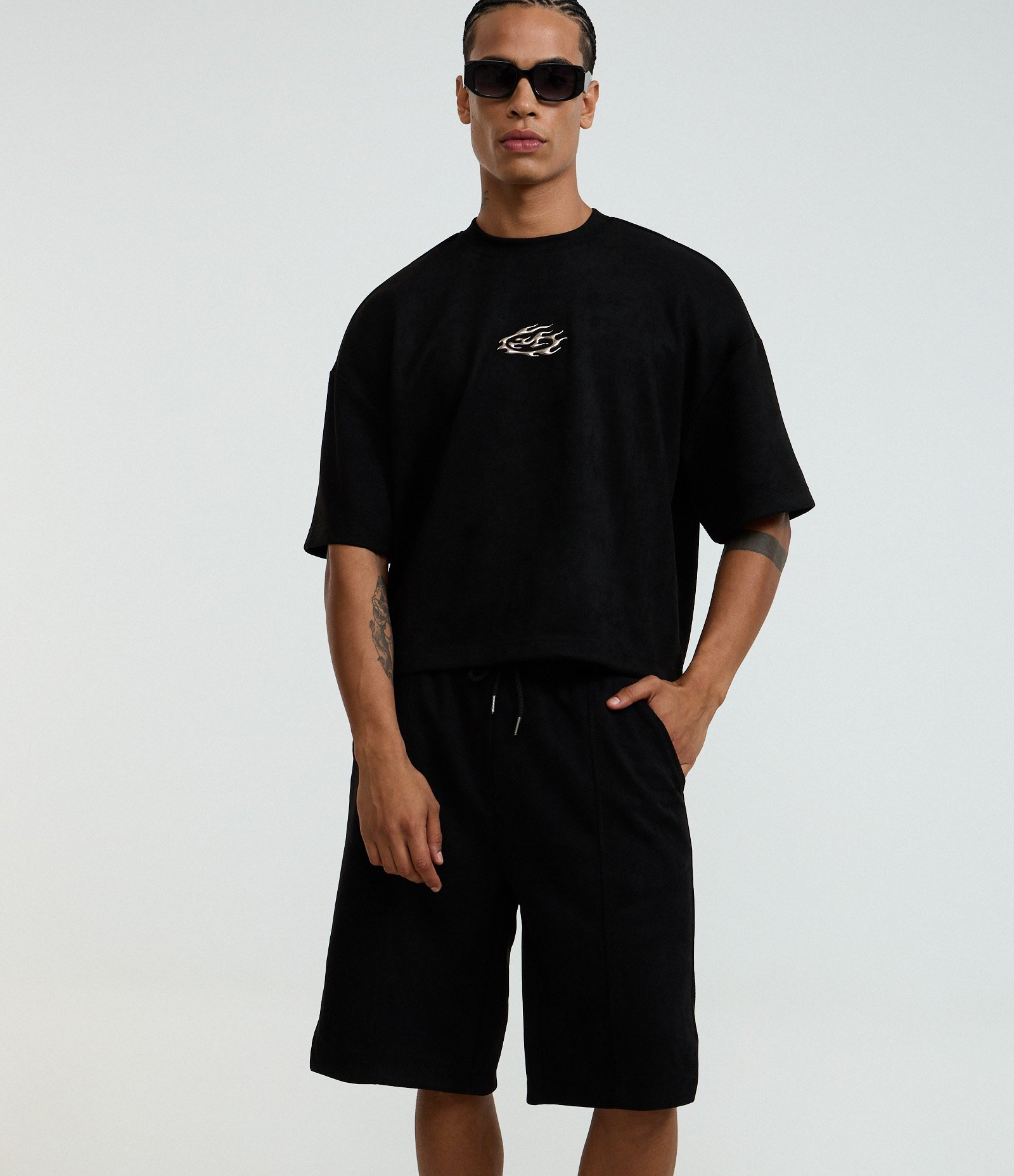 Bermuda Baggy em Moletom com Detalhes em Recortes Preto 3