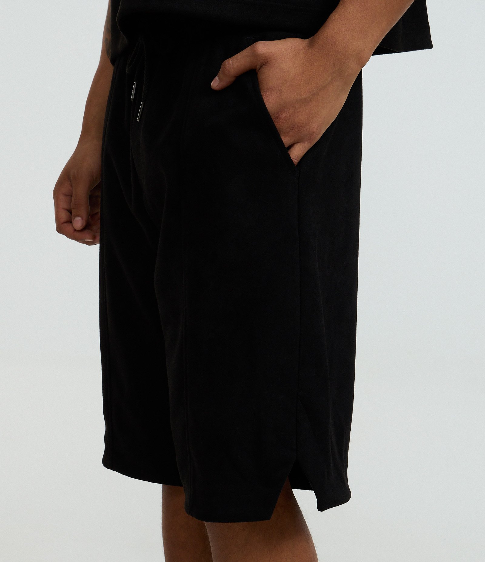 Bermuda Baggy em Moletom com Detalhes em Recortes Preto 4