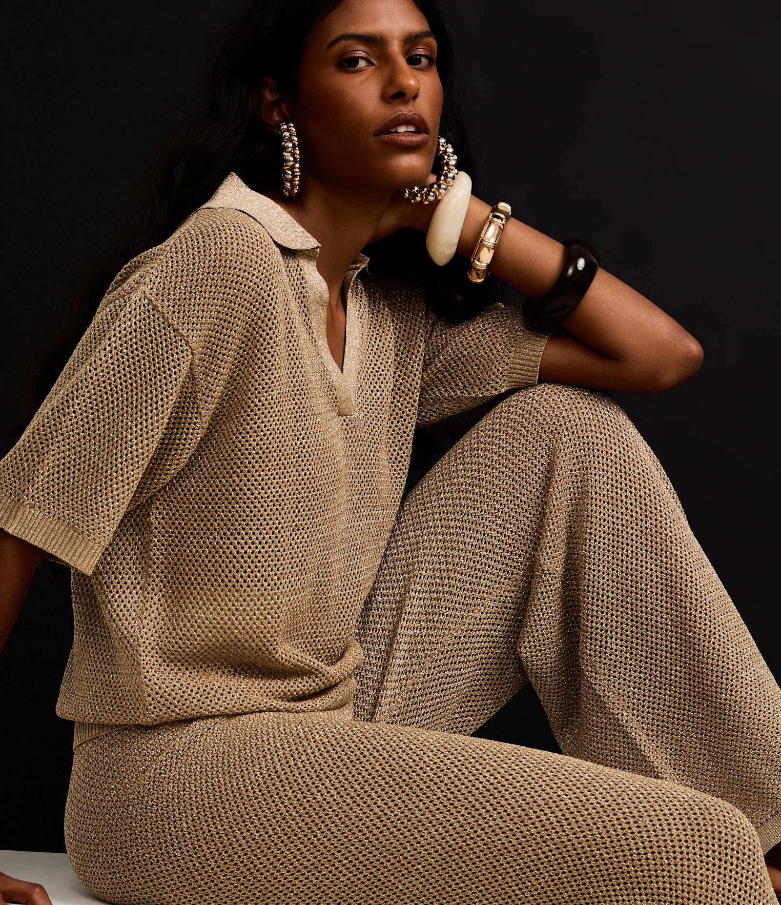 Calça Reta em Tricô com Ponto Aberto e Fio Metalizado Dourado 2