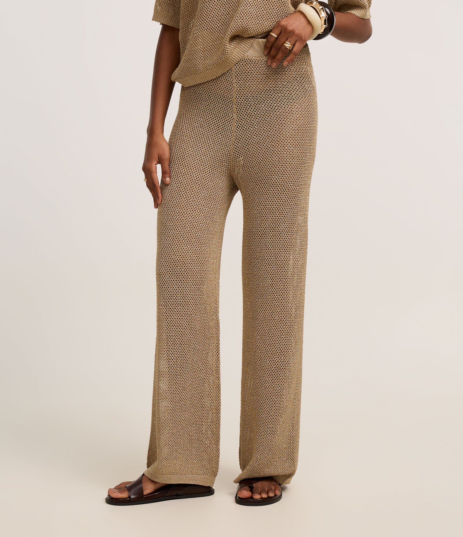 Calça Reta em Tricô com Ponto Aberto e Fio Metalizado Dourado 3