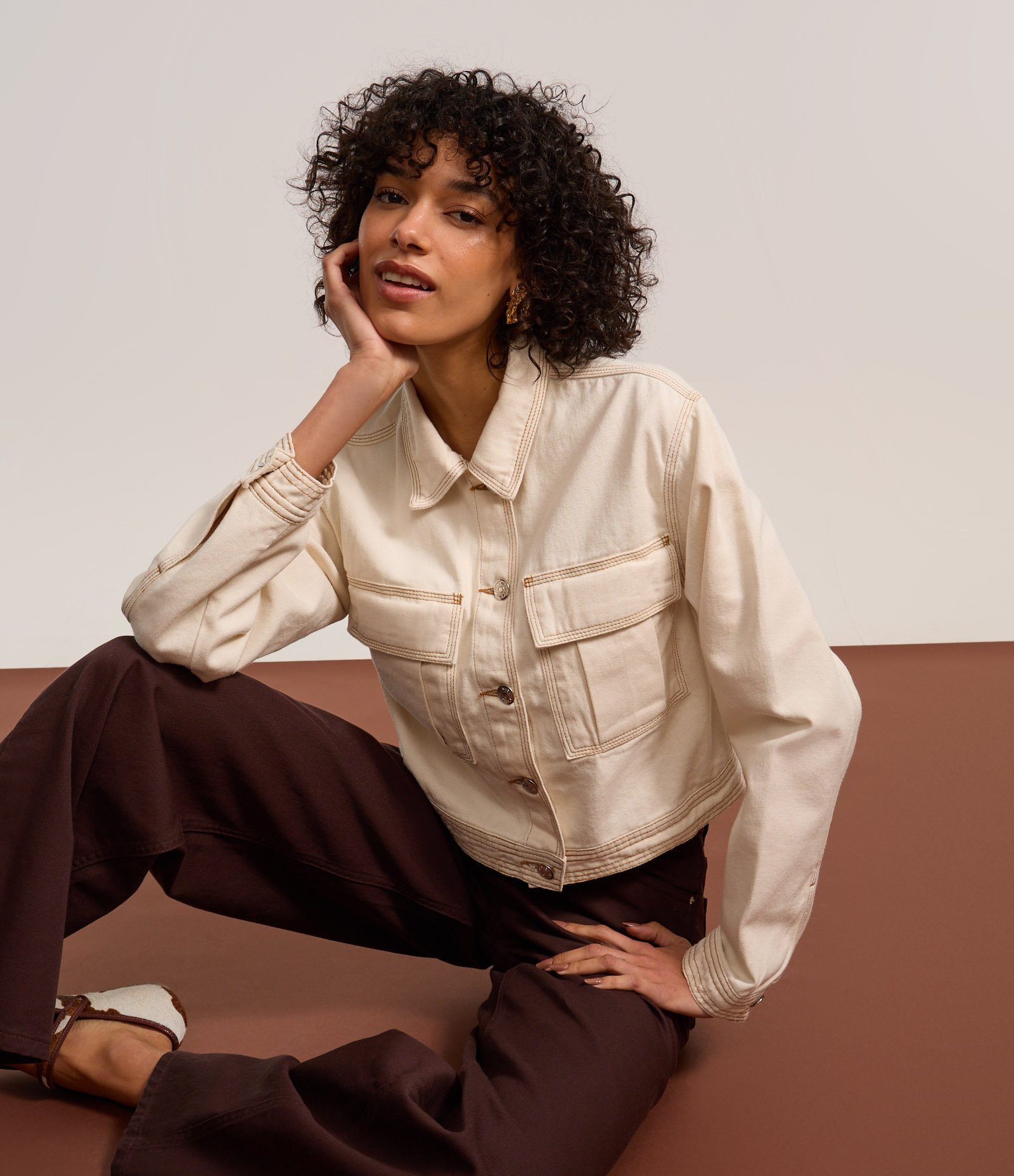 Jaqueta em Sarja com Bolsos e Pespontos Contrastantes Bege 4