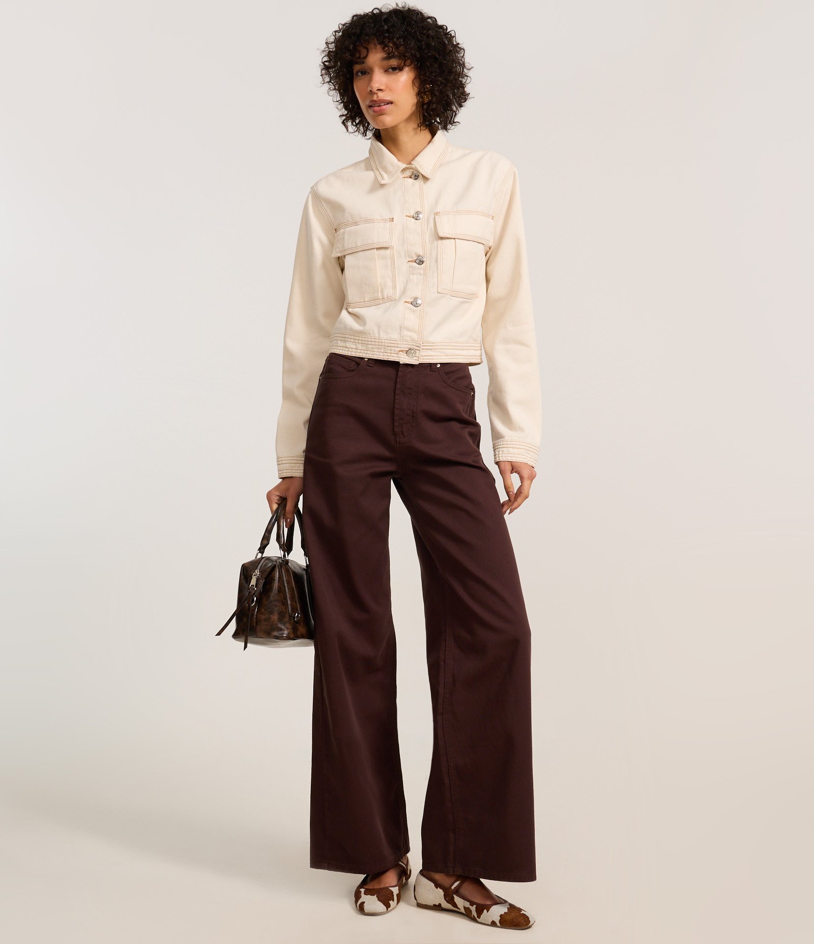 Jaqueta em Sarja com Bolsos e Pespontos Contrastantes Bege 2