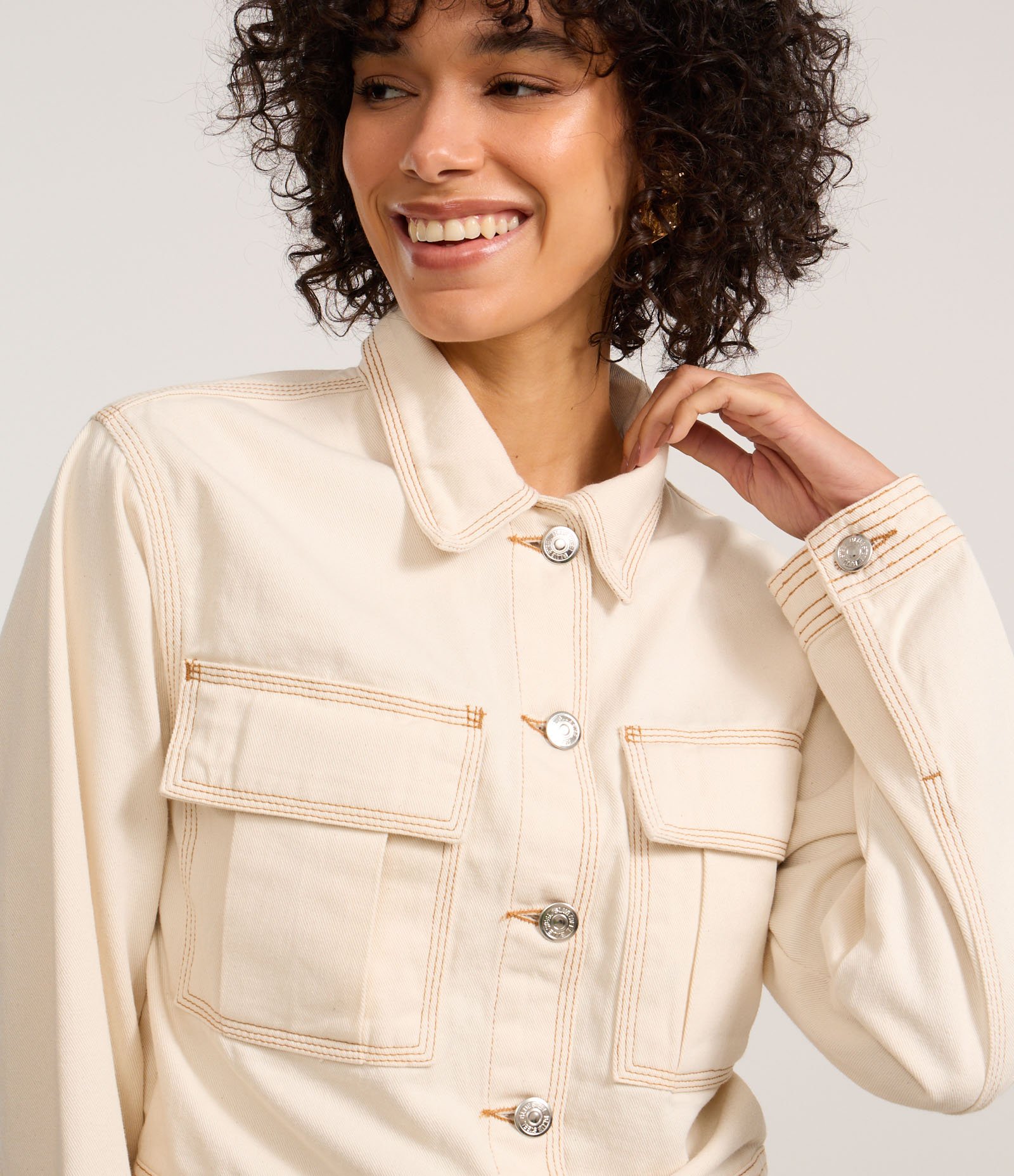 Jaqueta em Sarja com Bolsos e Pespontos Contrastantes Bege 3