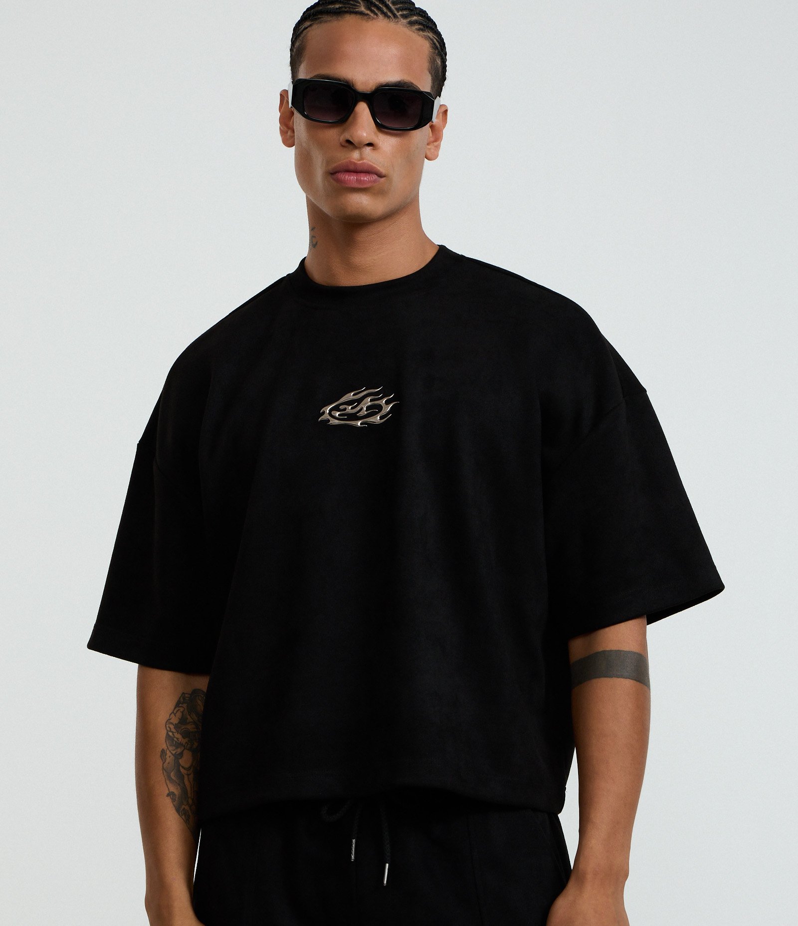 Camiseta Boxy em Suede com Estampa Localizada Preto 1