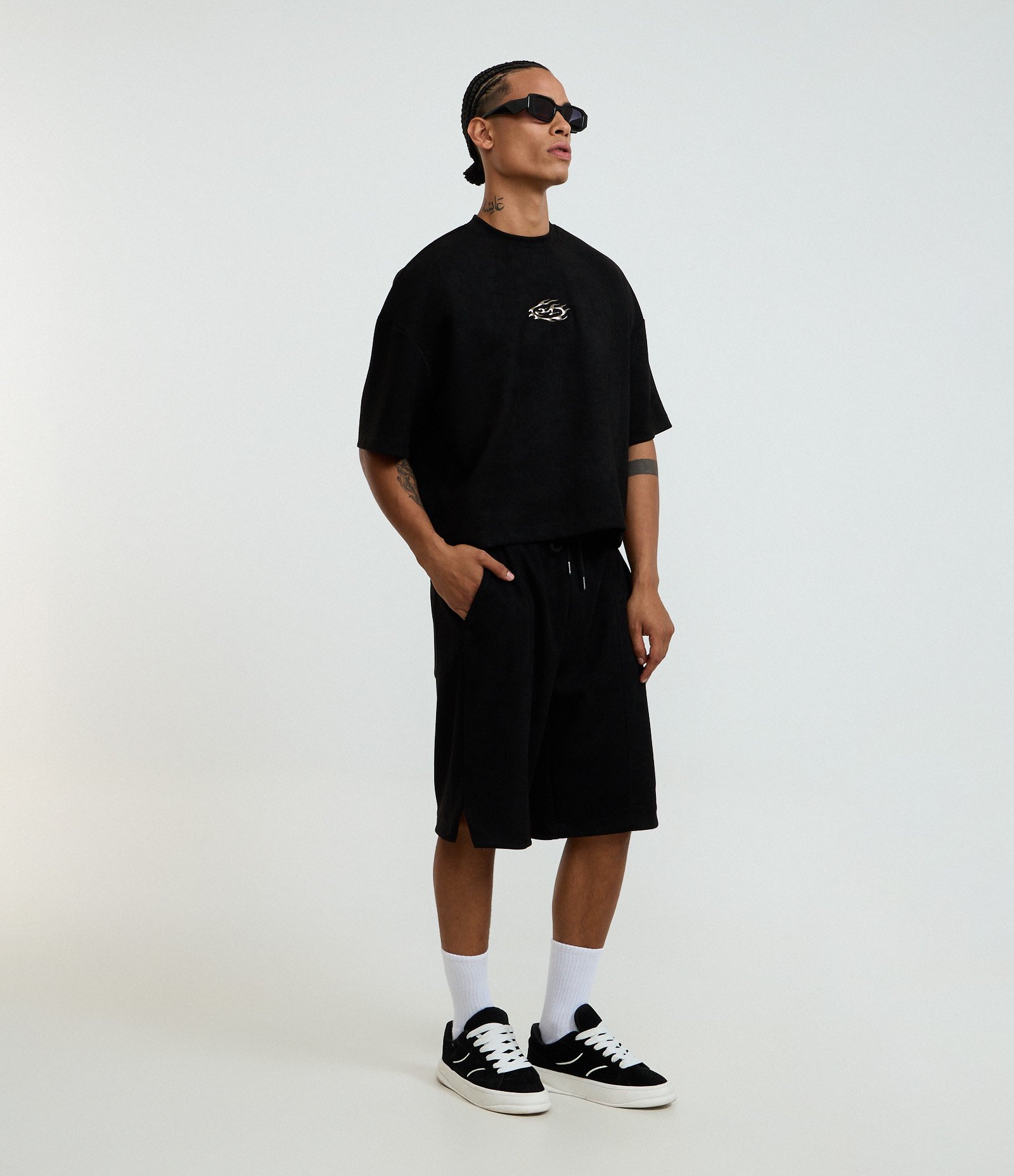 Camiseta Boxy em Suede com Estampa Localizada Preto 2