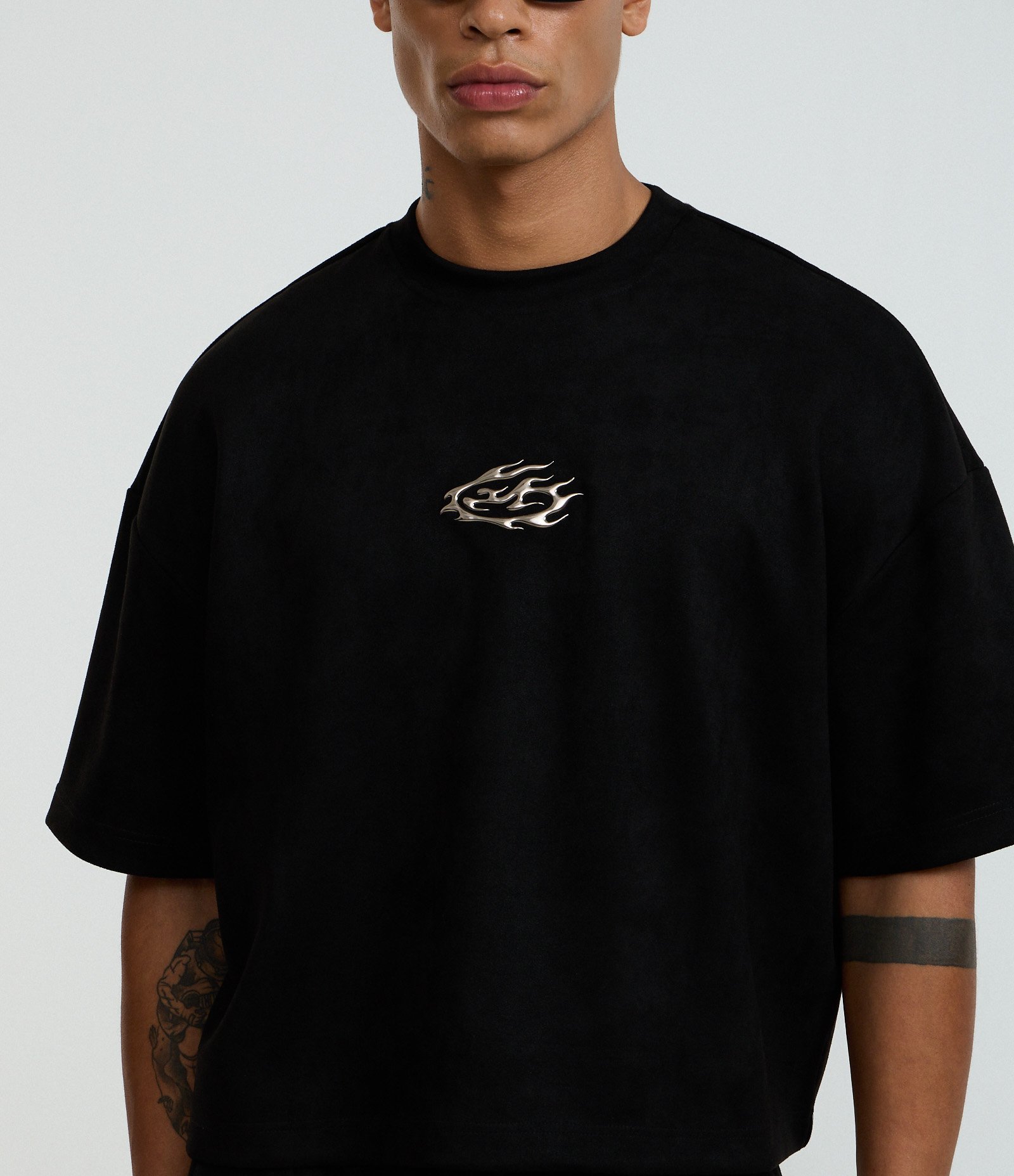 Camiseta Boxy em Suede com Estampa Localizada Preto 4