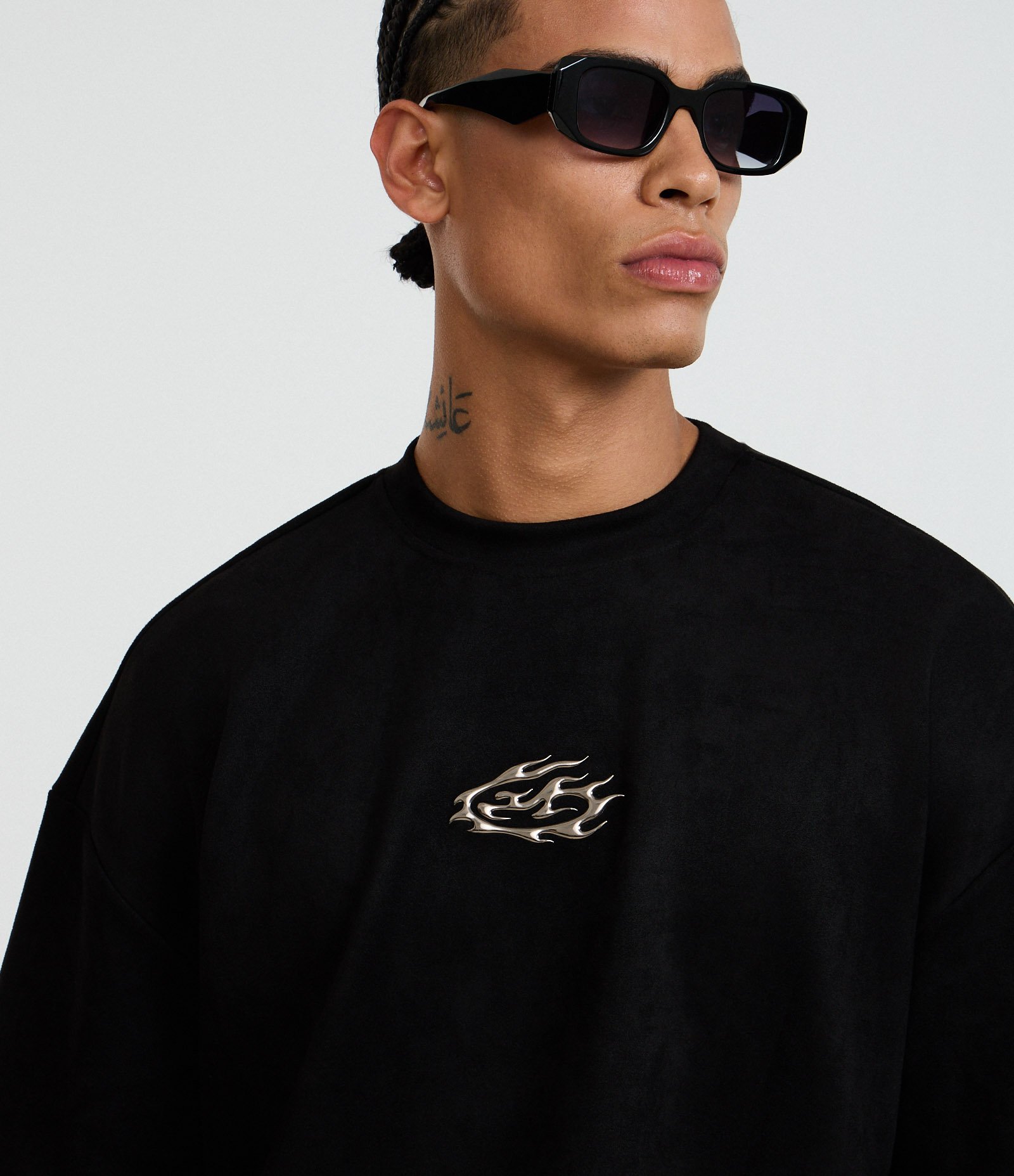 Camiseta Boxy em Suede com Estampa Localizada Preto 5