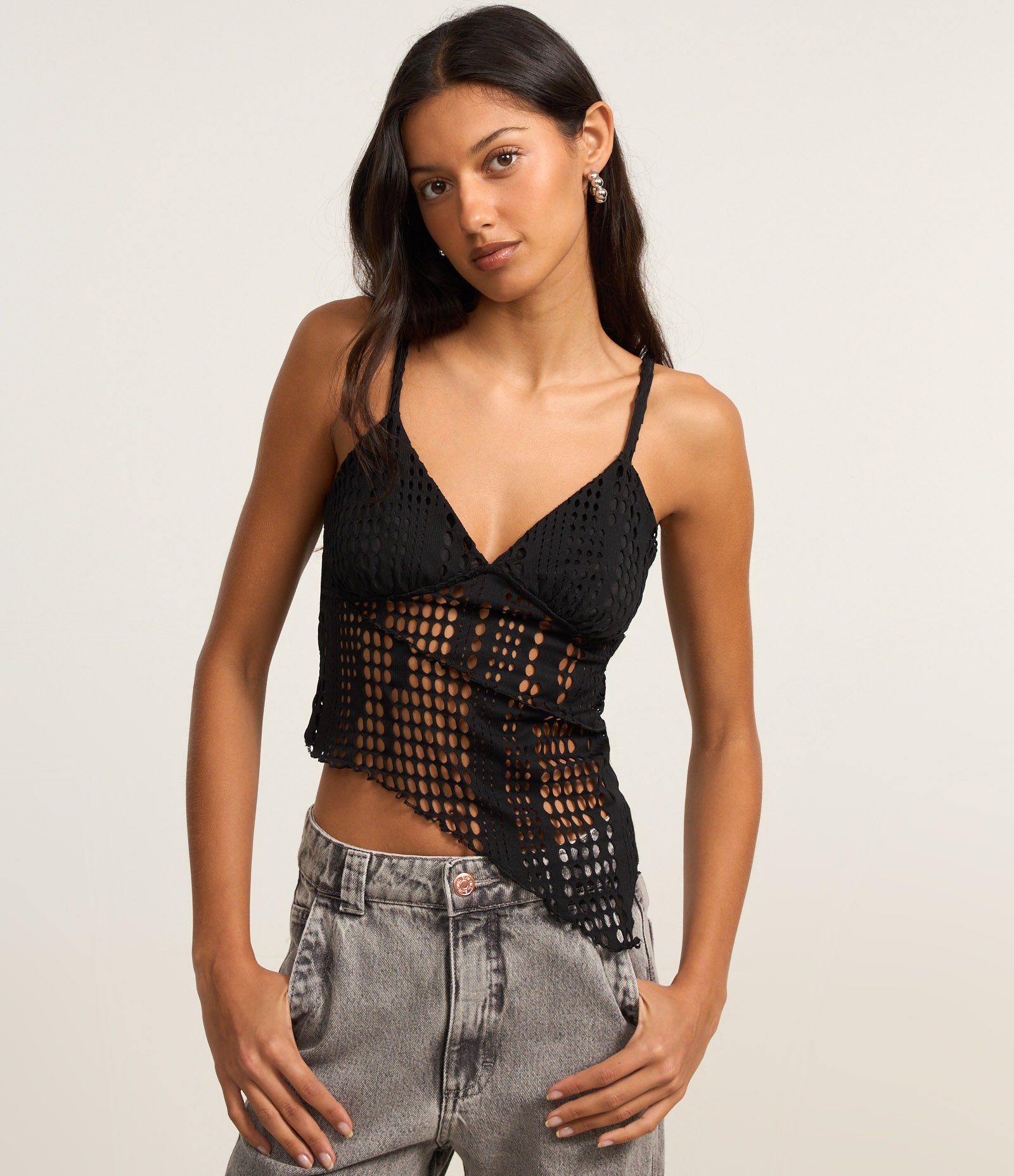 Blusa Texturizada com Alças Finas e Detalhes Vazados Preto 3