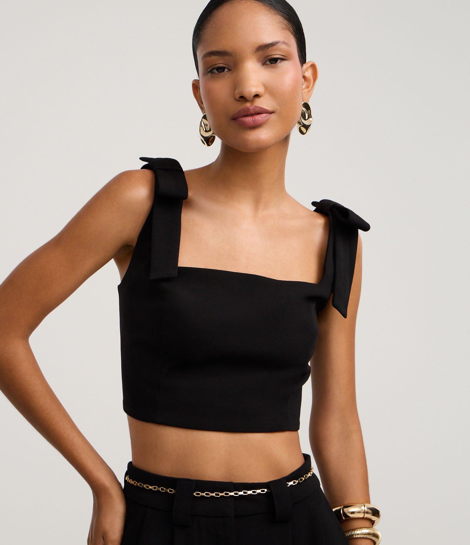 Blusa Cropped em Crepe com Laço na Alça Larga Preto 1