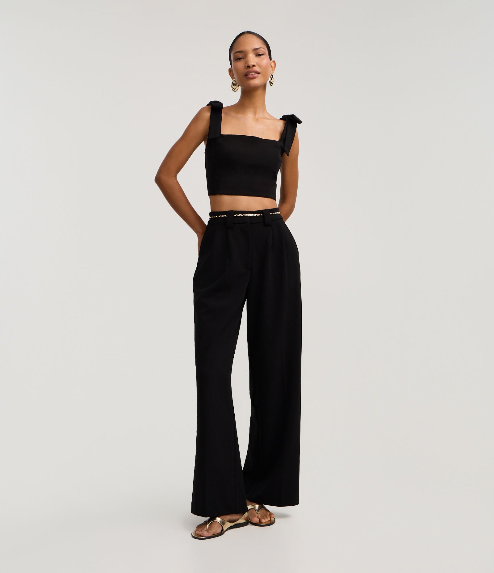 Blusa Cropped em Crepe com Laço na Alça Larga Preto 2