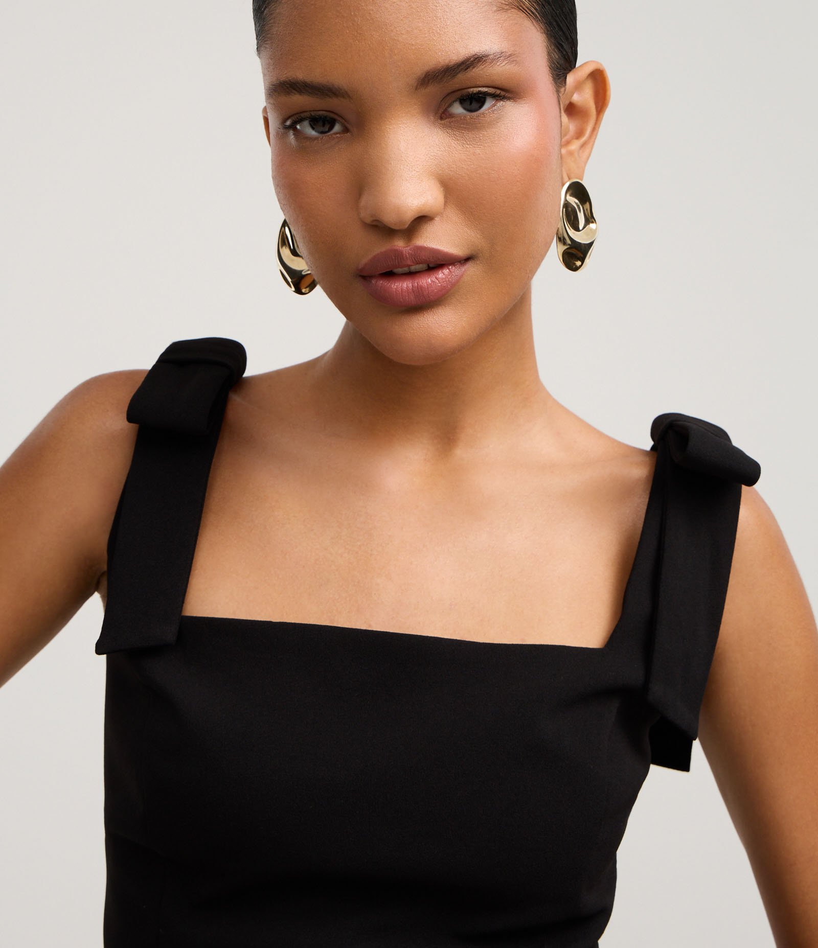 Blusa Cropped em Crepe com Laço na Alça Larga Preto 3