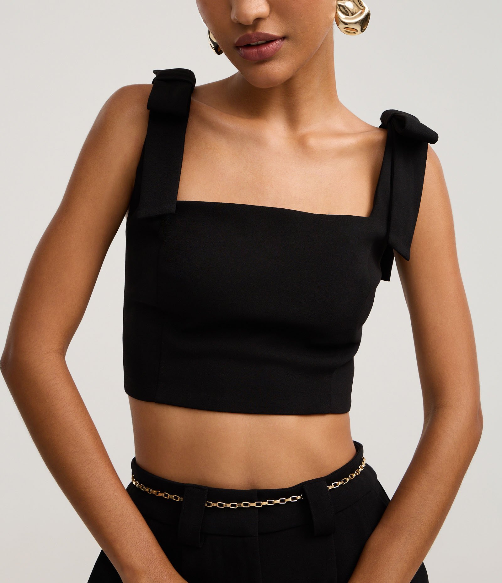 Blusa Cropped em Crepe com Laço na Alça Larga Preto 4