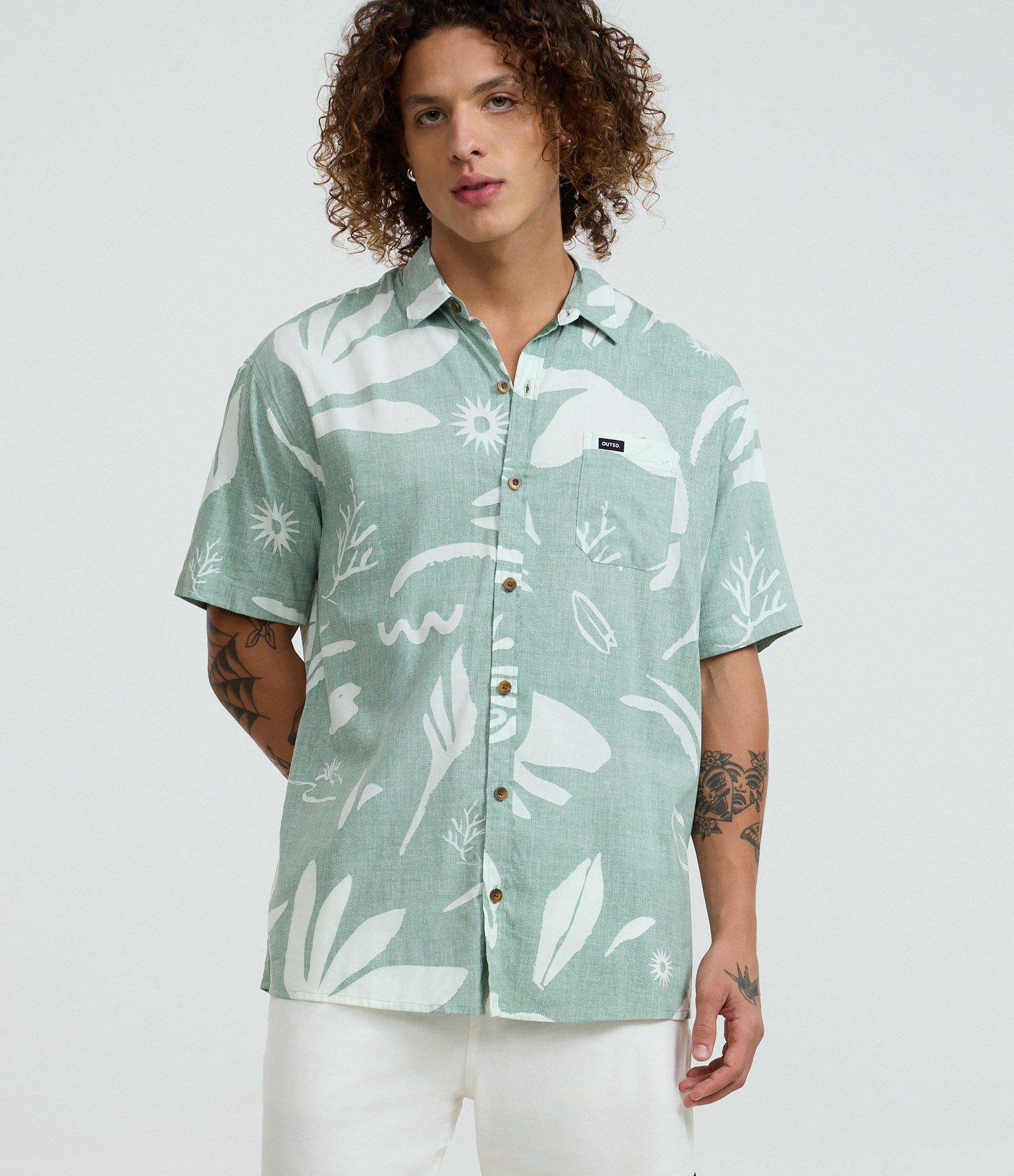 Camisa Relaxed em Tricoline com Estampa de Folhagens e Bolso Verde 1